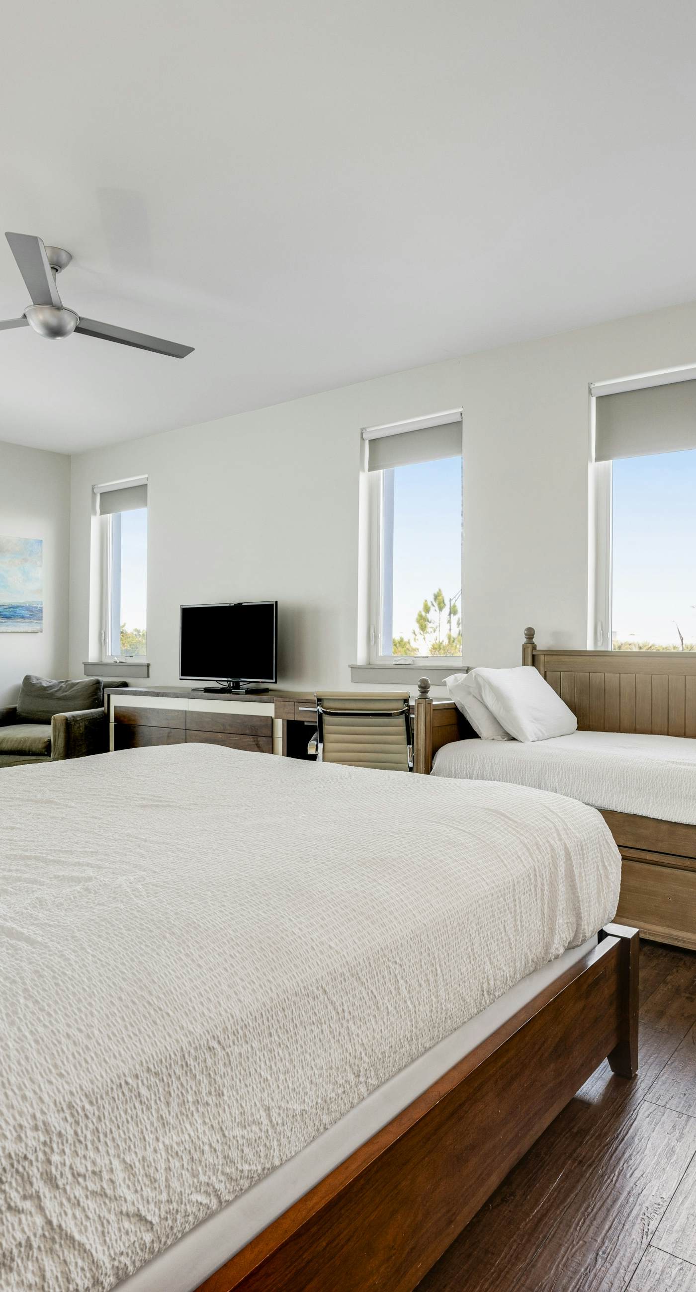 Third-floor luxury condo near beach with resort pool, gym & EV chargers