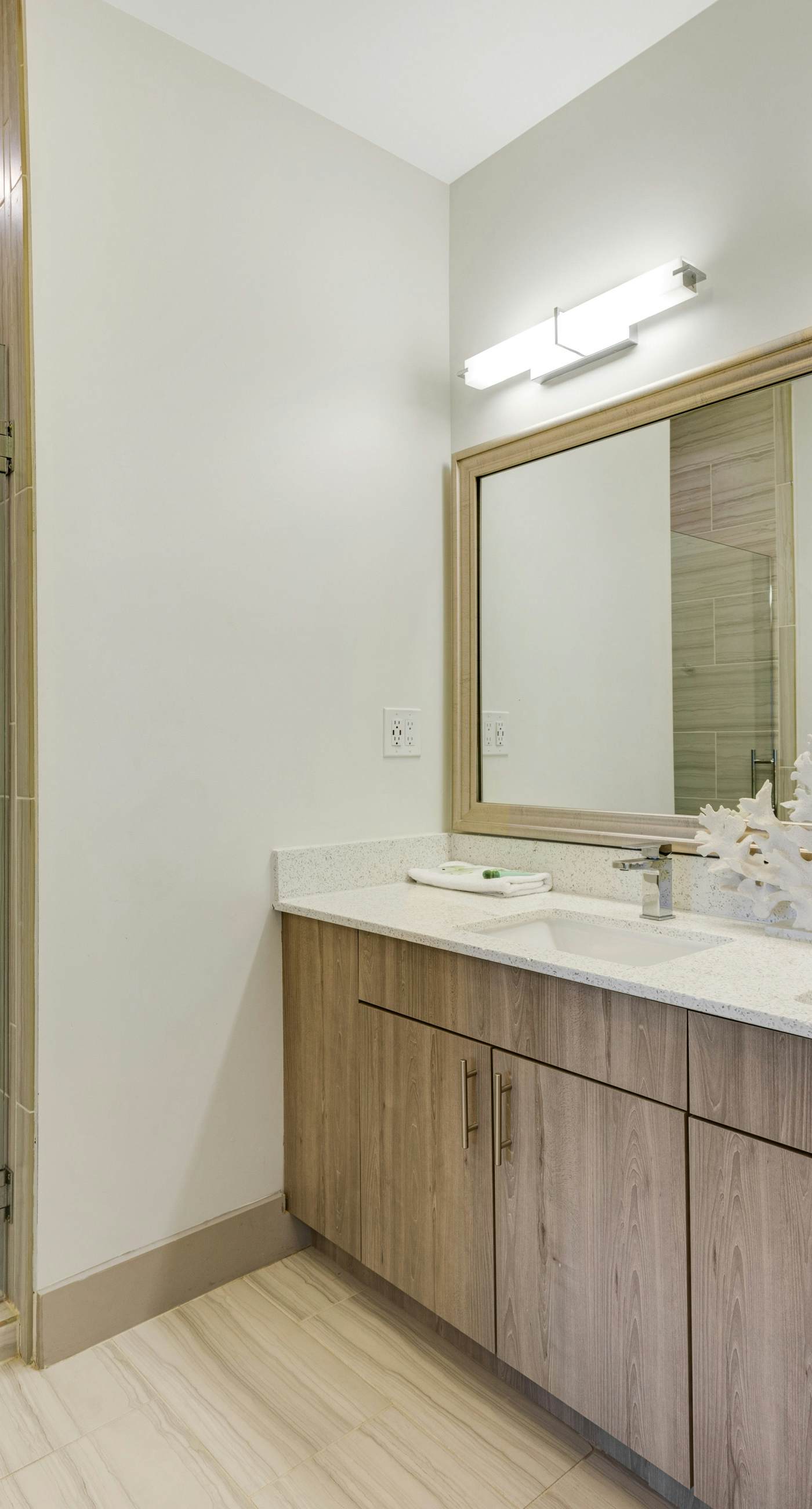 Third-floor luxury condo near beach with resort pool, gym & EV chargers