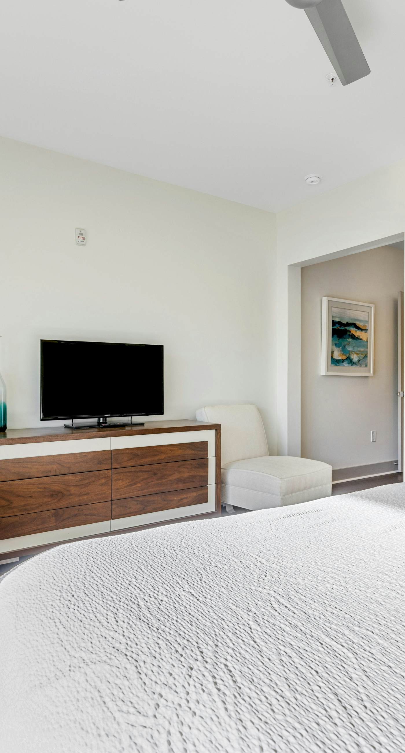 Third-floor luxury condo near beach with resort pool, gym & EV chargers