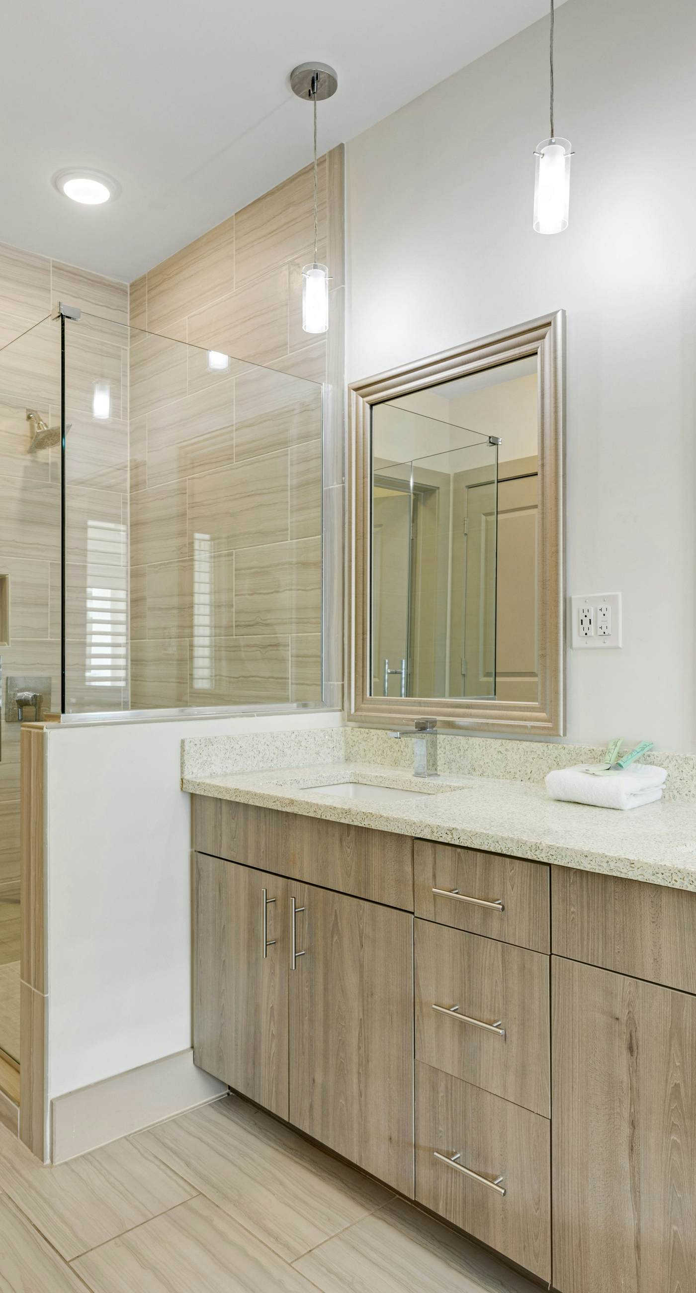 Third-floor luxury condo near beach with resort pool, gym & EV chargers