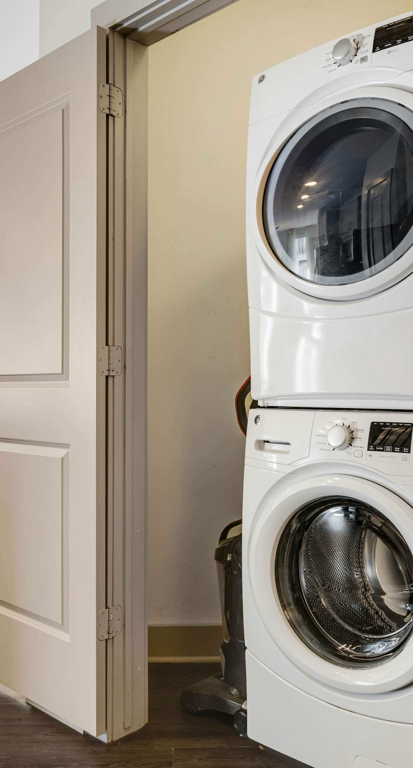 Third-floor luxury condo near beach with resort pool, gym & EV chargers