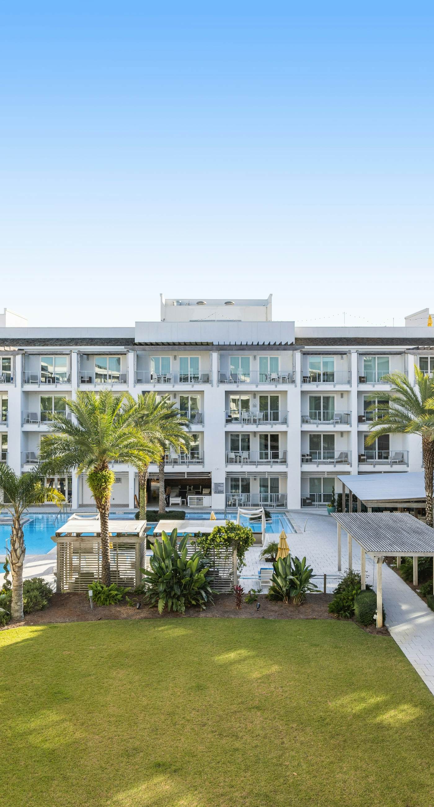 Third-floor luxury condo near beach with resort pool, gym & EV chargers