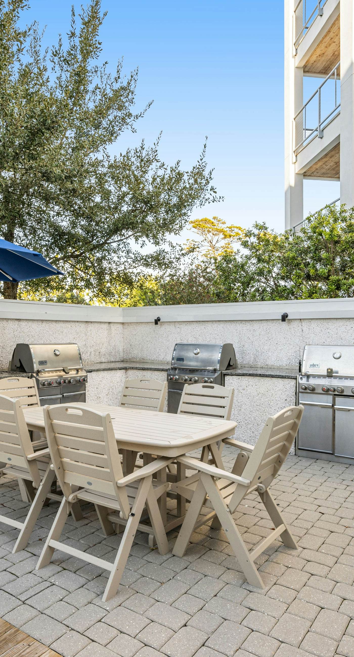 Third-floor luxury condo near beach with resort pool, gym & EV chargers