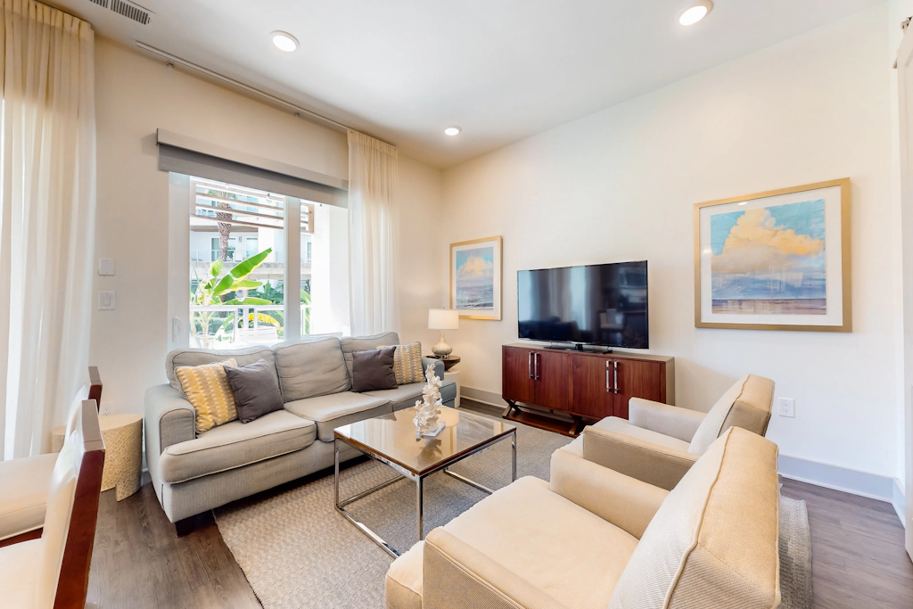 Chic condo steps from beach with patio, W/D, AC, and resort-style pool and gym