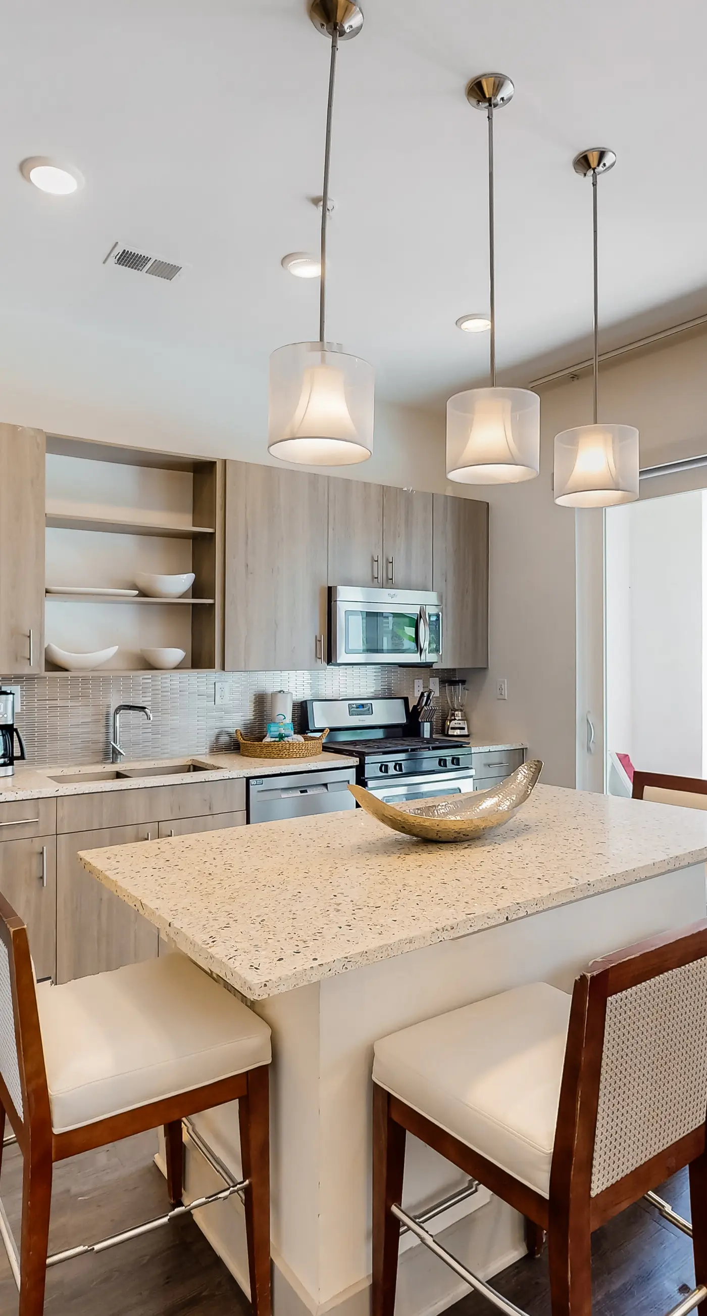 Chic condo steps from beach with patio, W/D, AC, and resort-style pool and gym