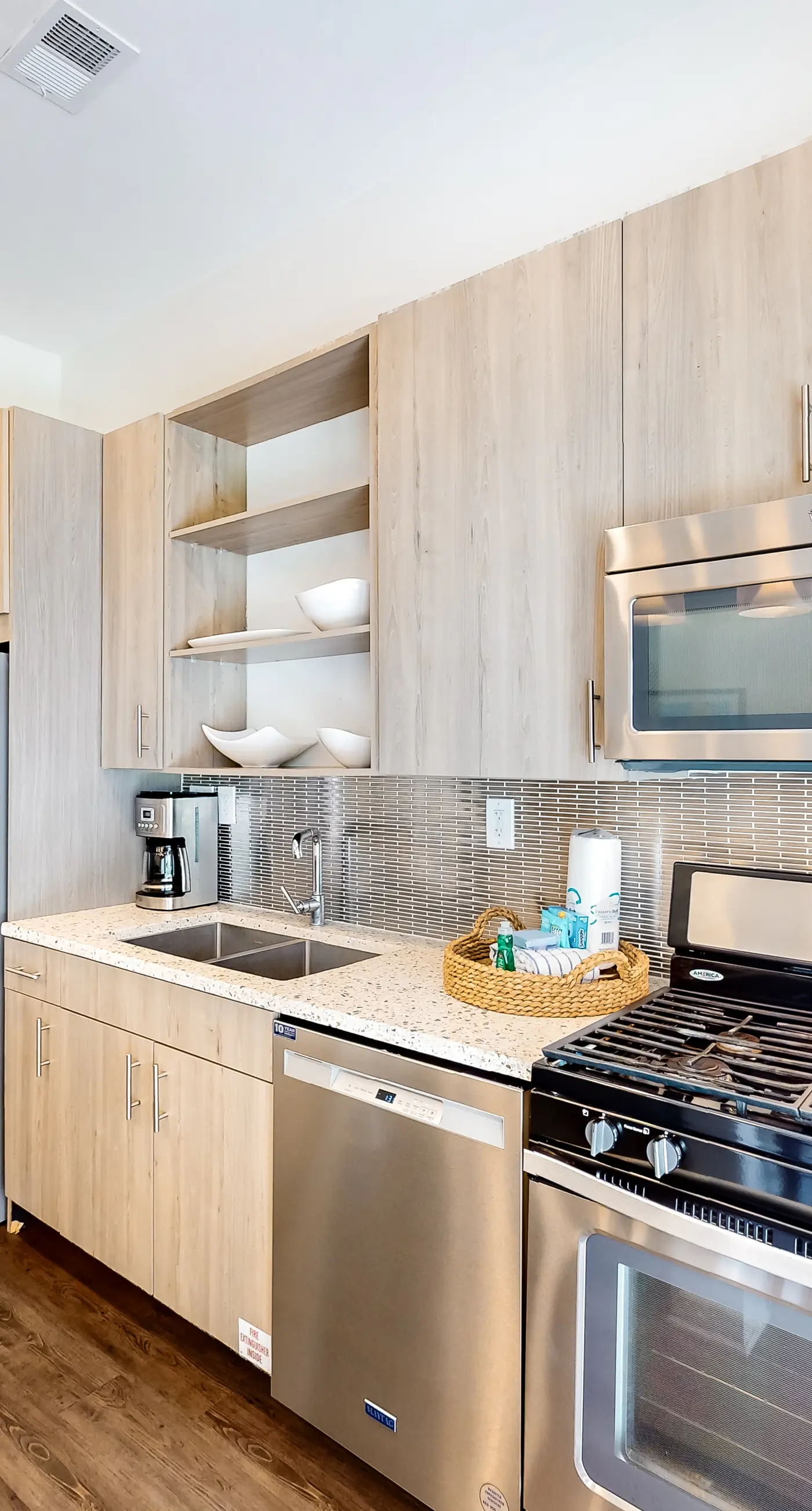 Chic condo steps from beach with patio, W/D, AC, and resort-style pool and gym