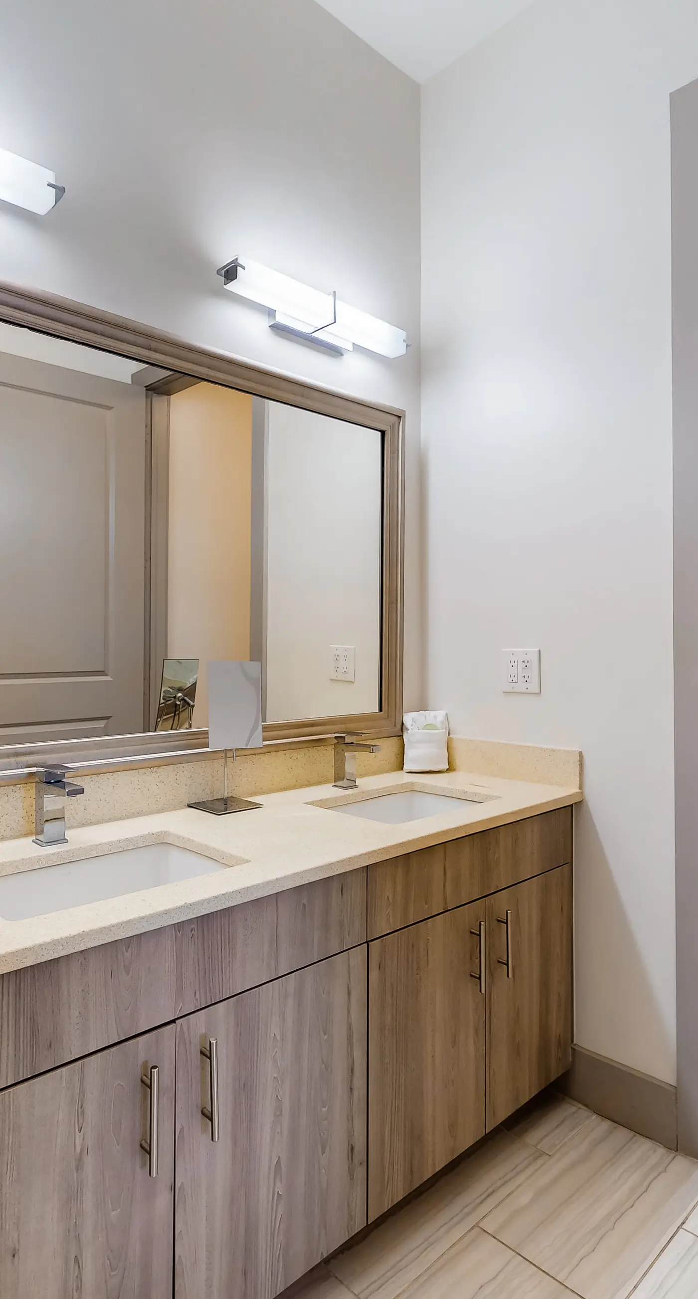 Chic condo steps from beach with patio, W/D, AC, and resort-style pool and gym