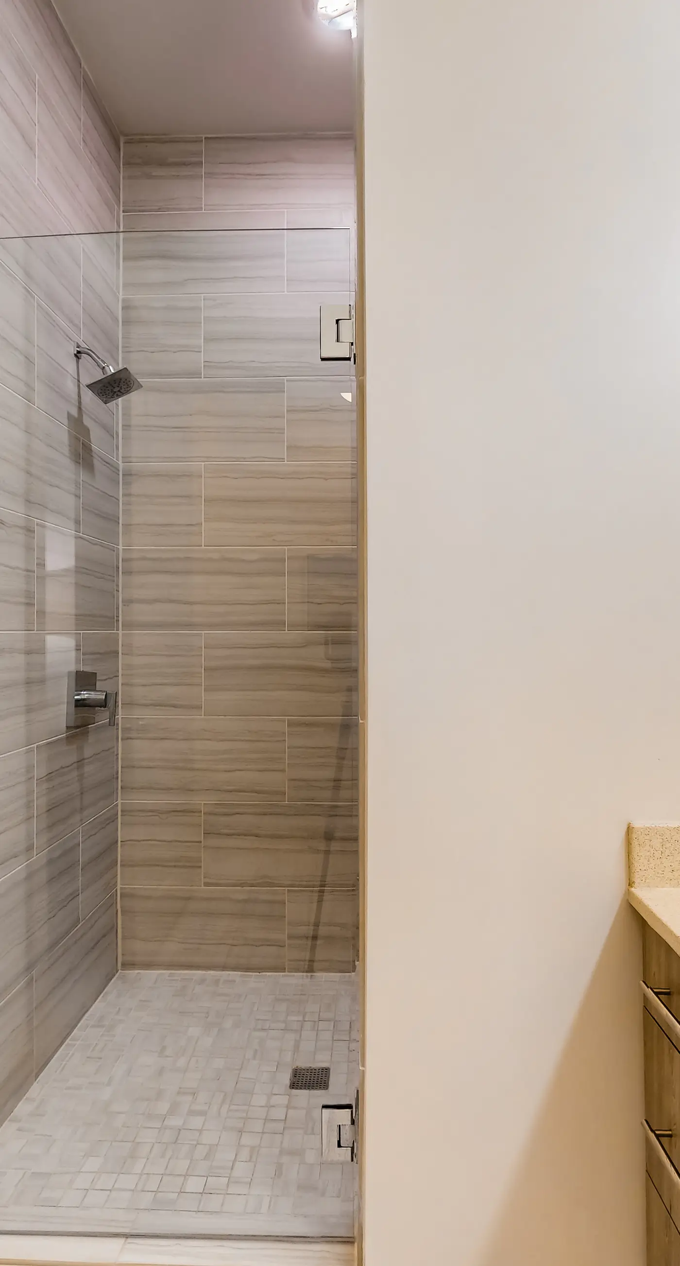 Chic condo steps from beach with patio, W/D, AC, and resort-style pool and gym