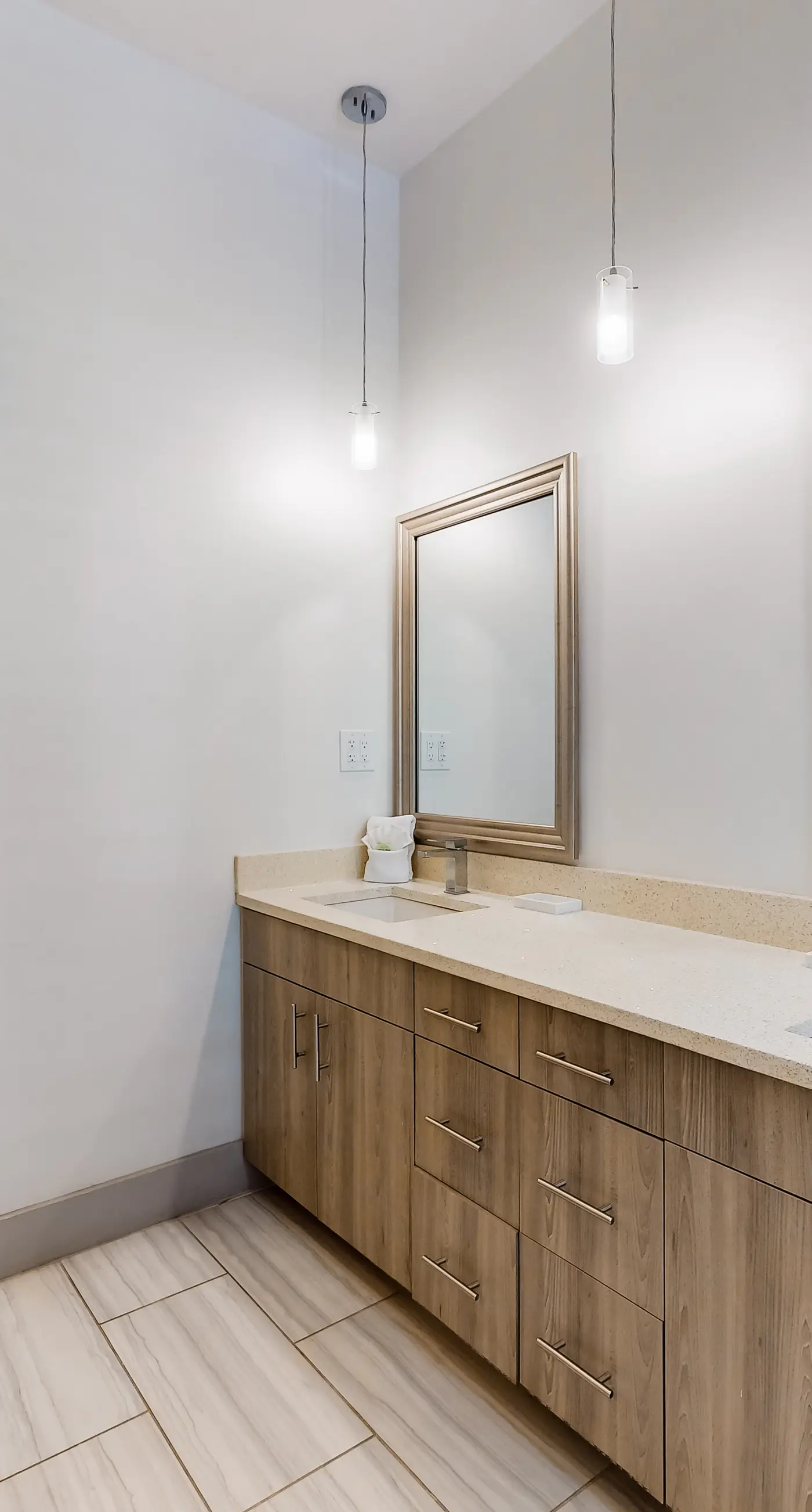 Chic condo steps from beach with patio, W/D, AC, and resort-style pool and gym