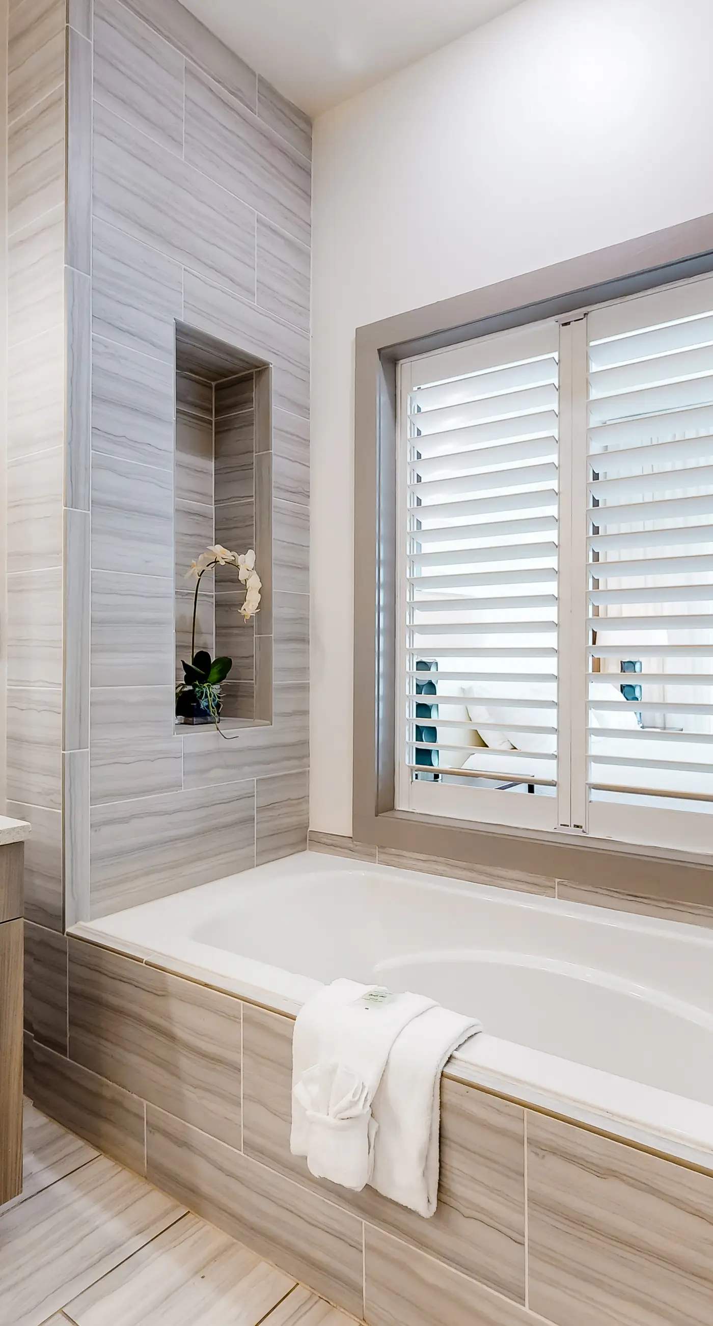 Chic condo steps from beach with patio, W/D, AC, and resort-style pool and gym