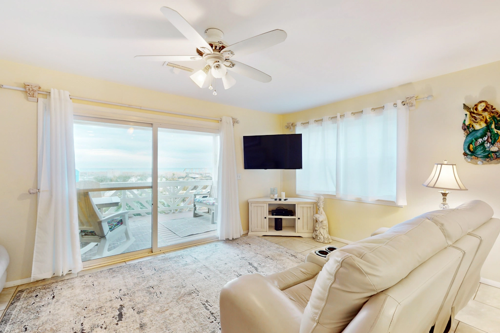 Dog-friendly beachfront townhouse with balcony, 2 bikes, W&D