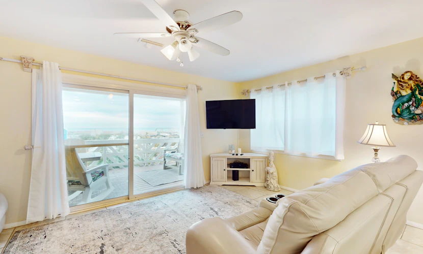 Dog-friendly beachfront townhouse with balcony, 2 bikes, W/D