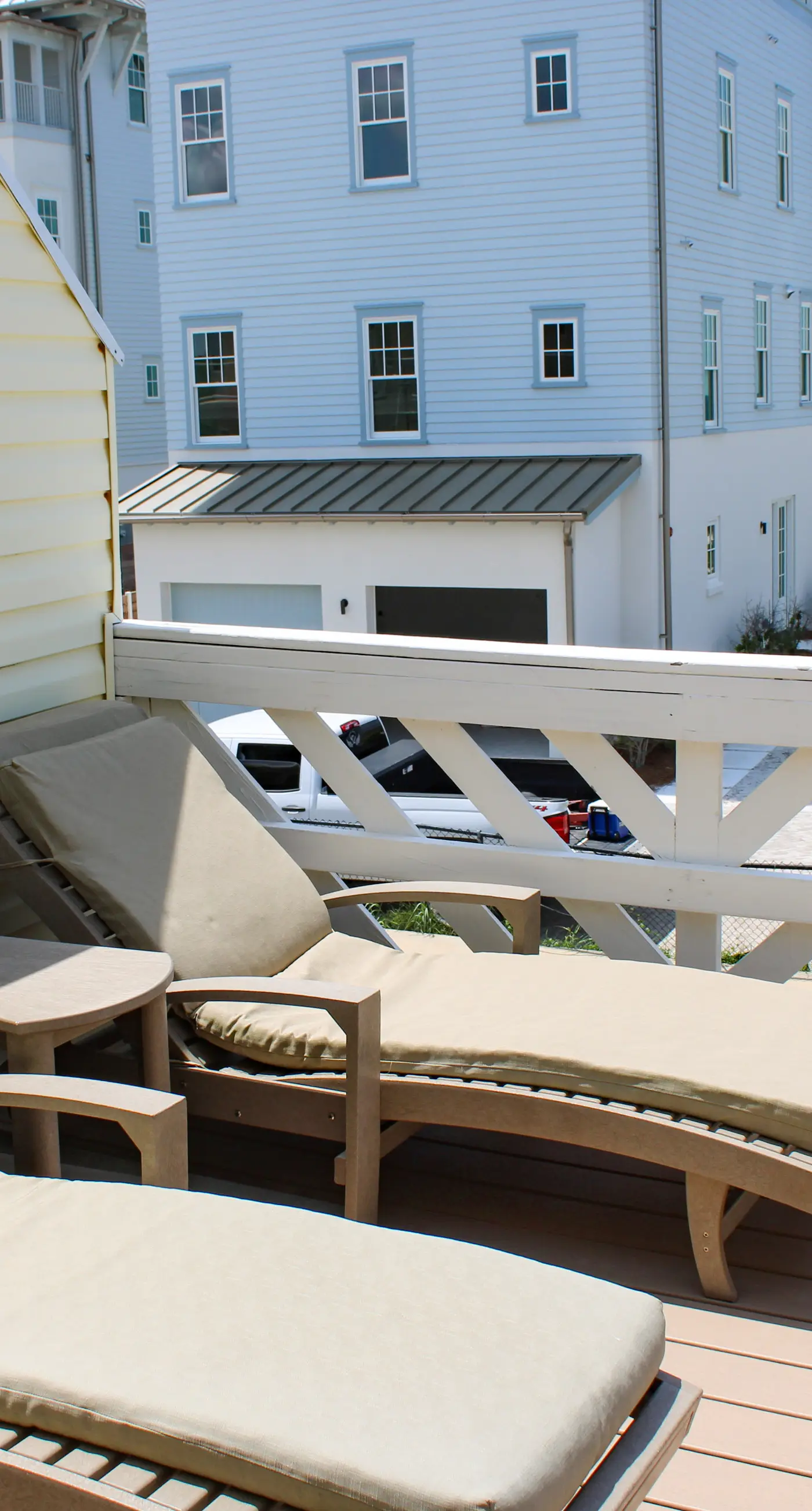 Dog-friendly beachfront townhouse with balcony, 2 bikes, W&D