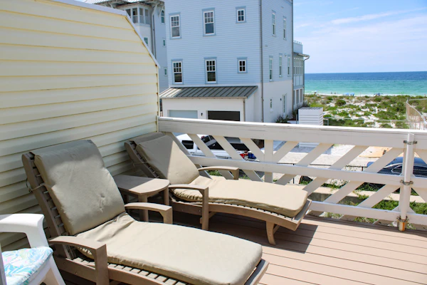 Dog-friendly beachfront townhouse with balcony, 2 bikes, W/D