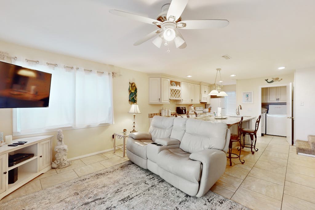 Dog-friendly beachfront townhouse with balcony, 2 bikes, W/D