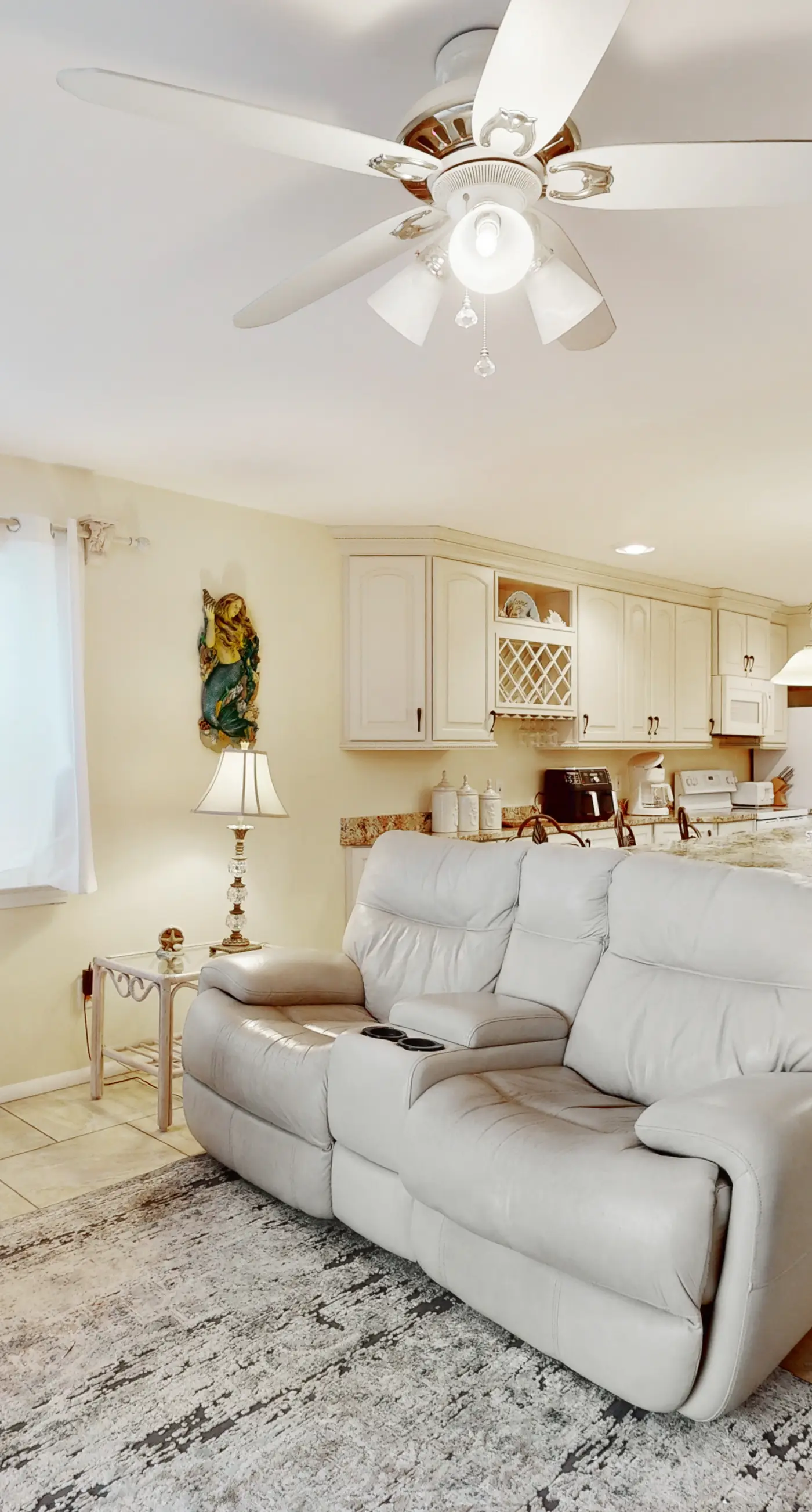 Dog-friendly beachfront townhouse with balcony, 2 bikes, W&D