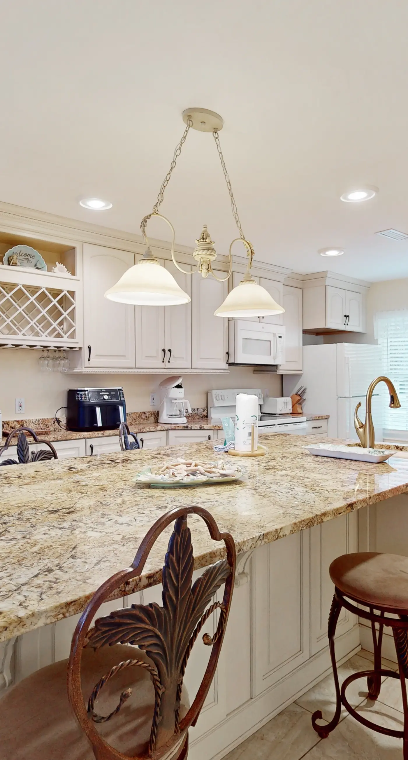 Dog-friendly beachfront townhouse with balcony, 2 bikes, W&D