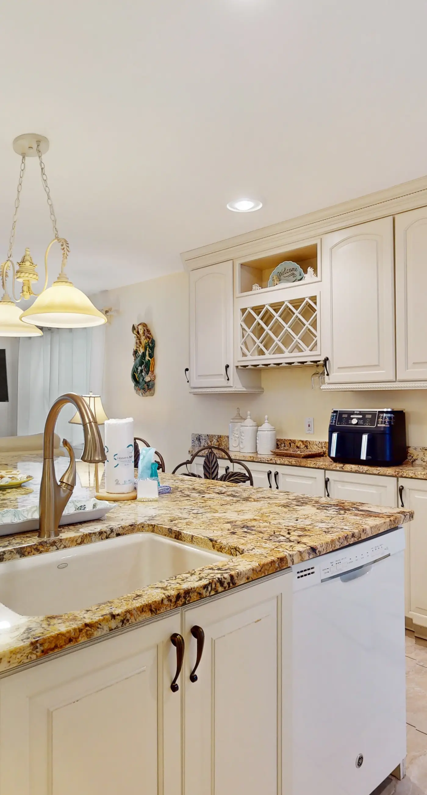 Dog-friendly beachfront townhouse with balcony, 2 bikes, W&D