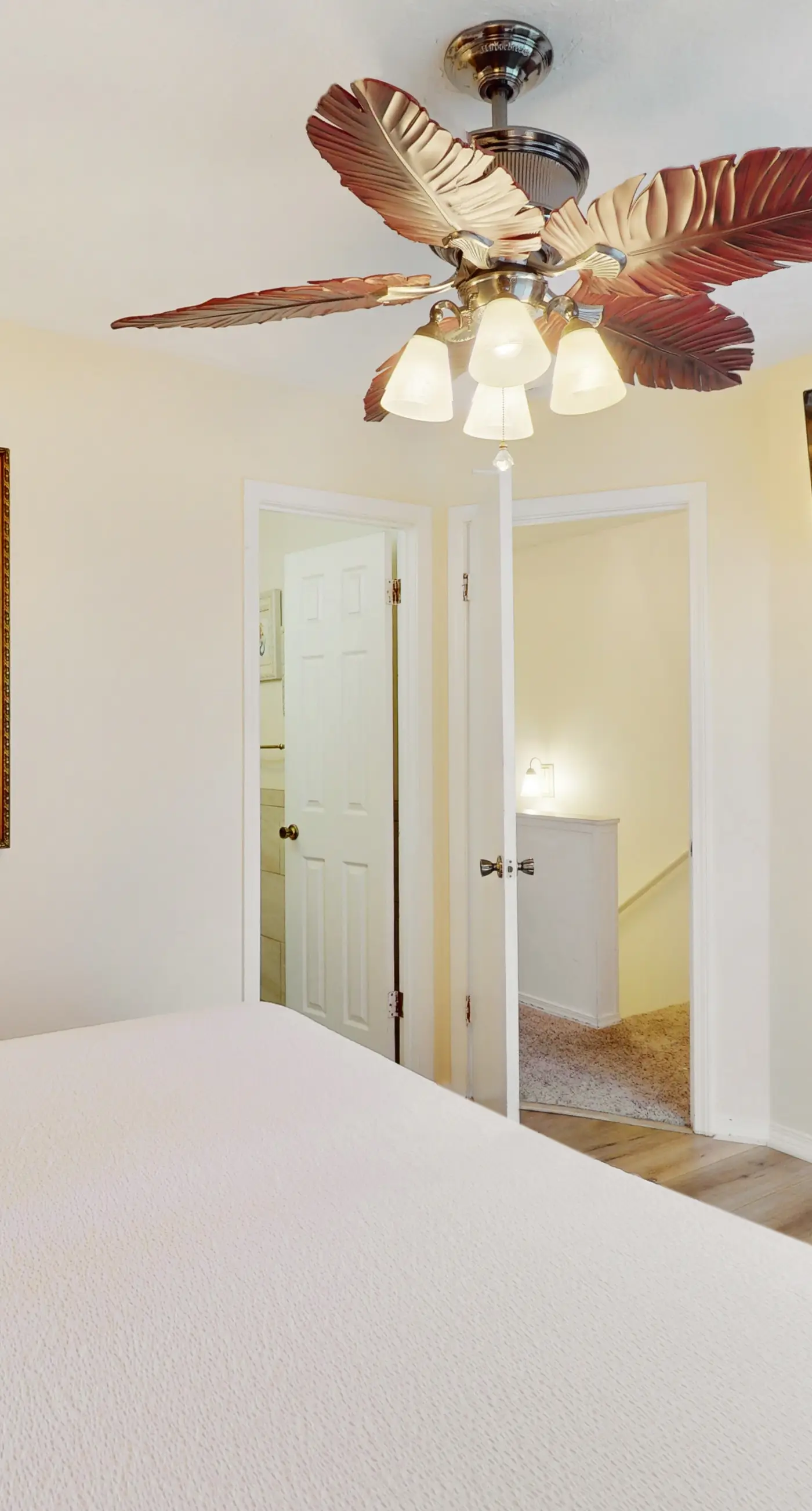 Dog-friendly beachfront townhouse with balcony, 2 bikes, W&D