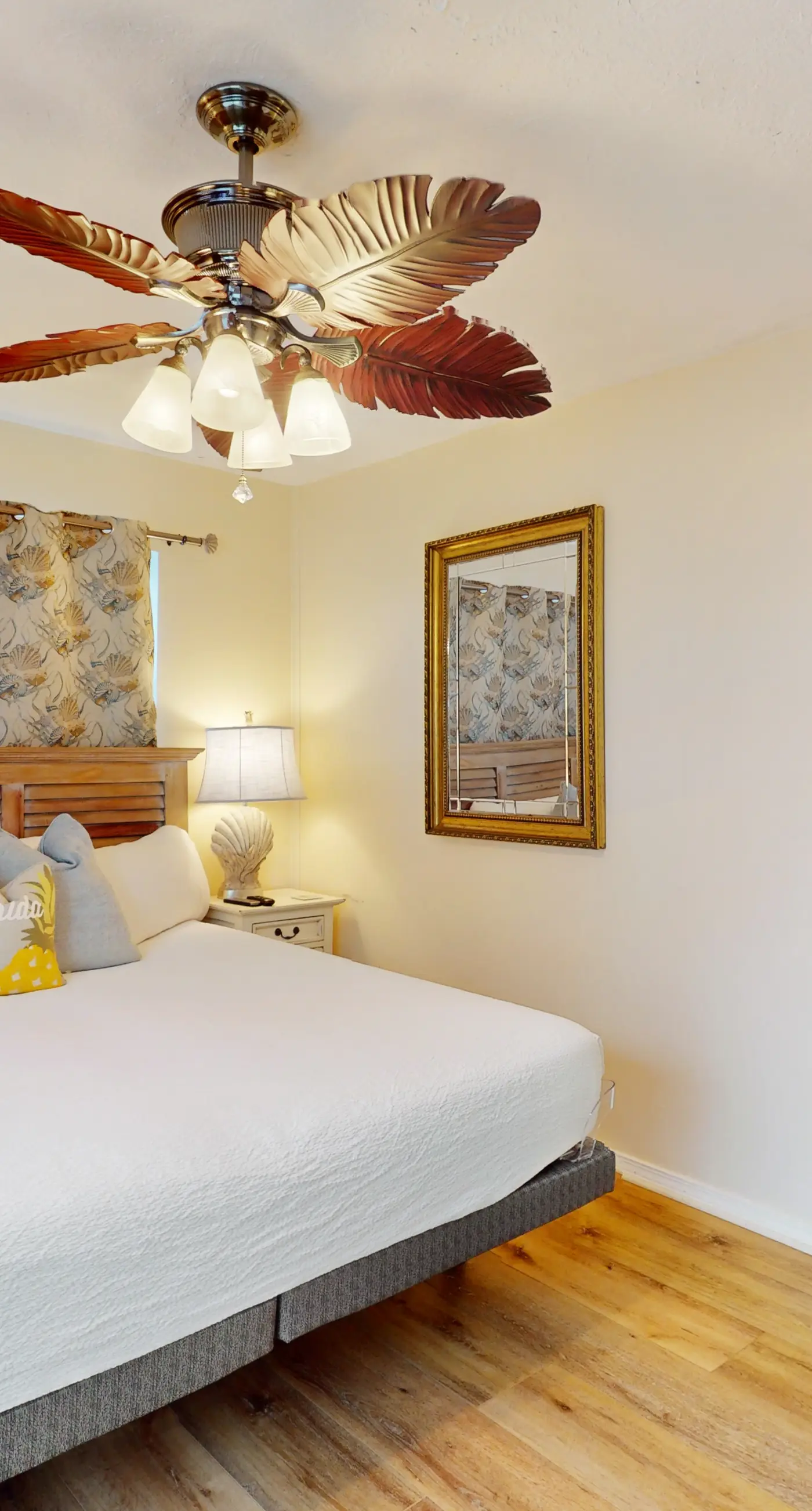 Dog-friendly beachfront townhouse with balcony, 2 bikes, W&D