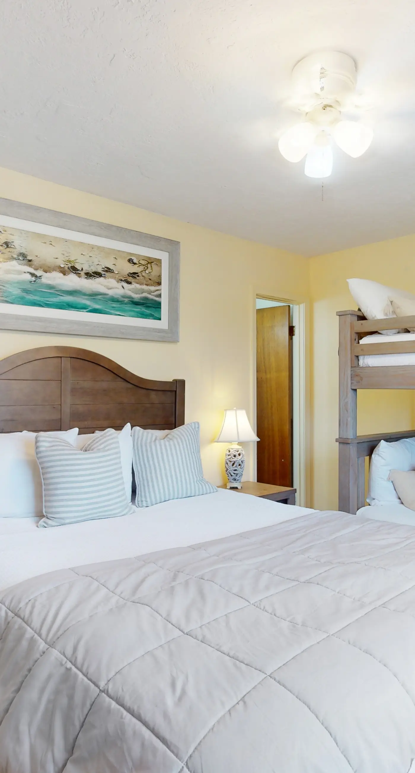 Dog-friendly beachfront townhouse with balcony, 2 bikes, W&D