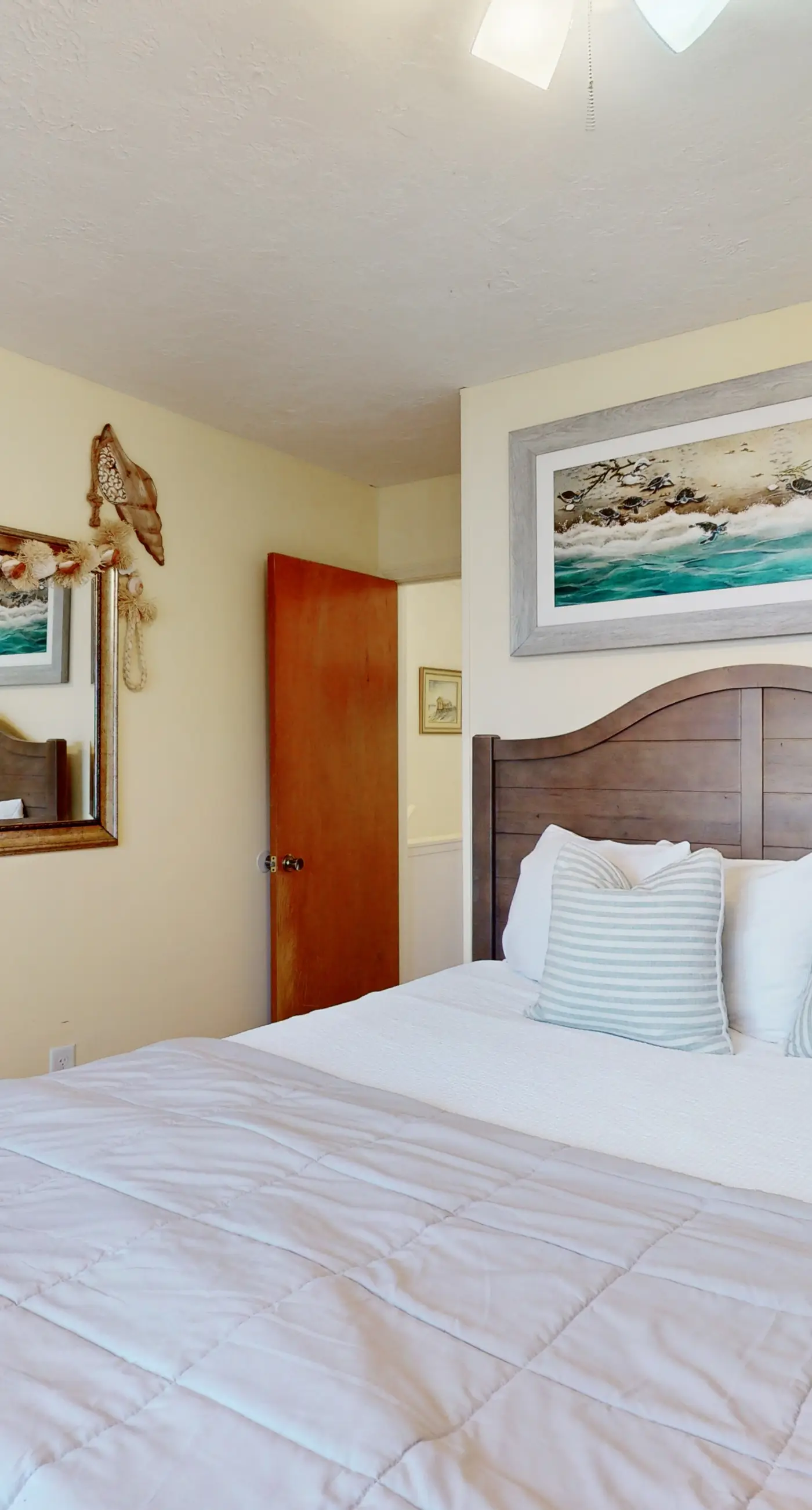 Dog-friendly beachfront townhouse with balcony, 2 bikes, W&D