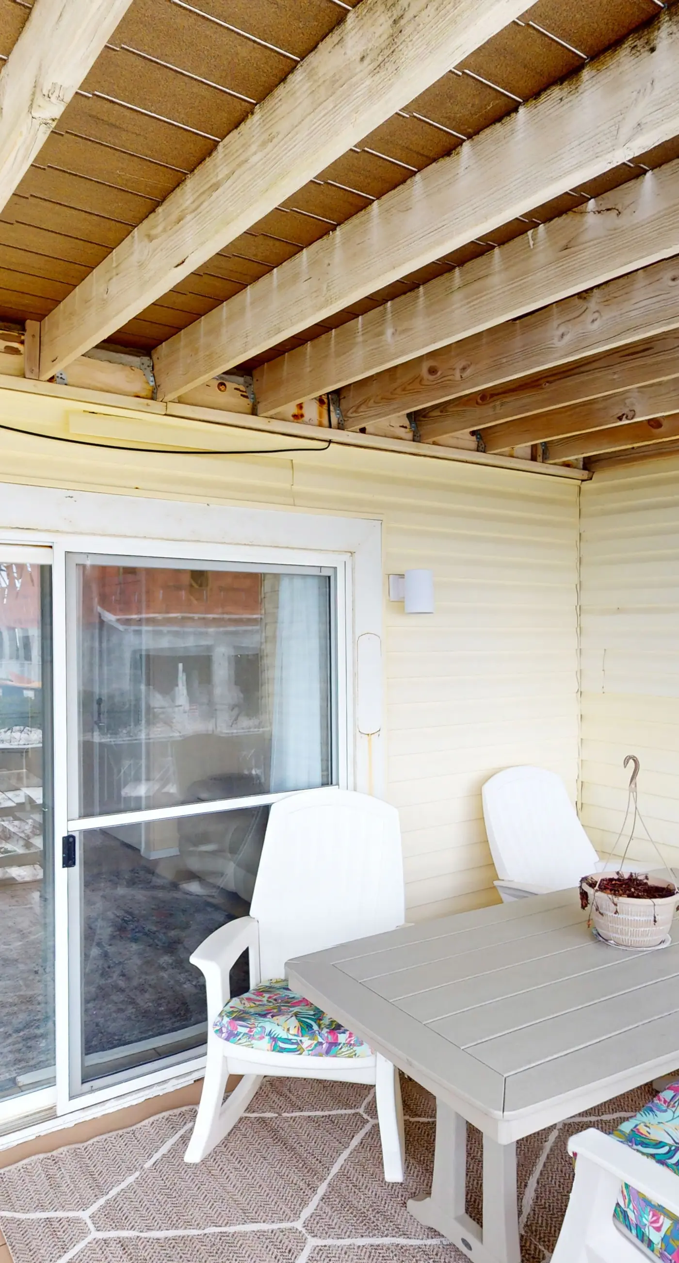 Dog-friendly beachfront townhouse with balcony, 2 bikes, W&D