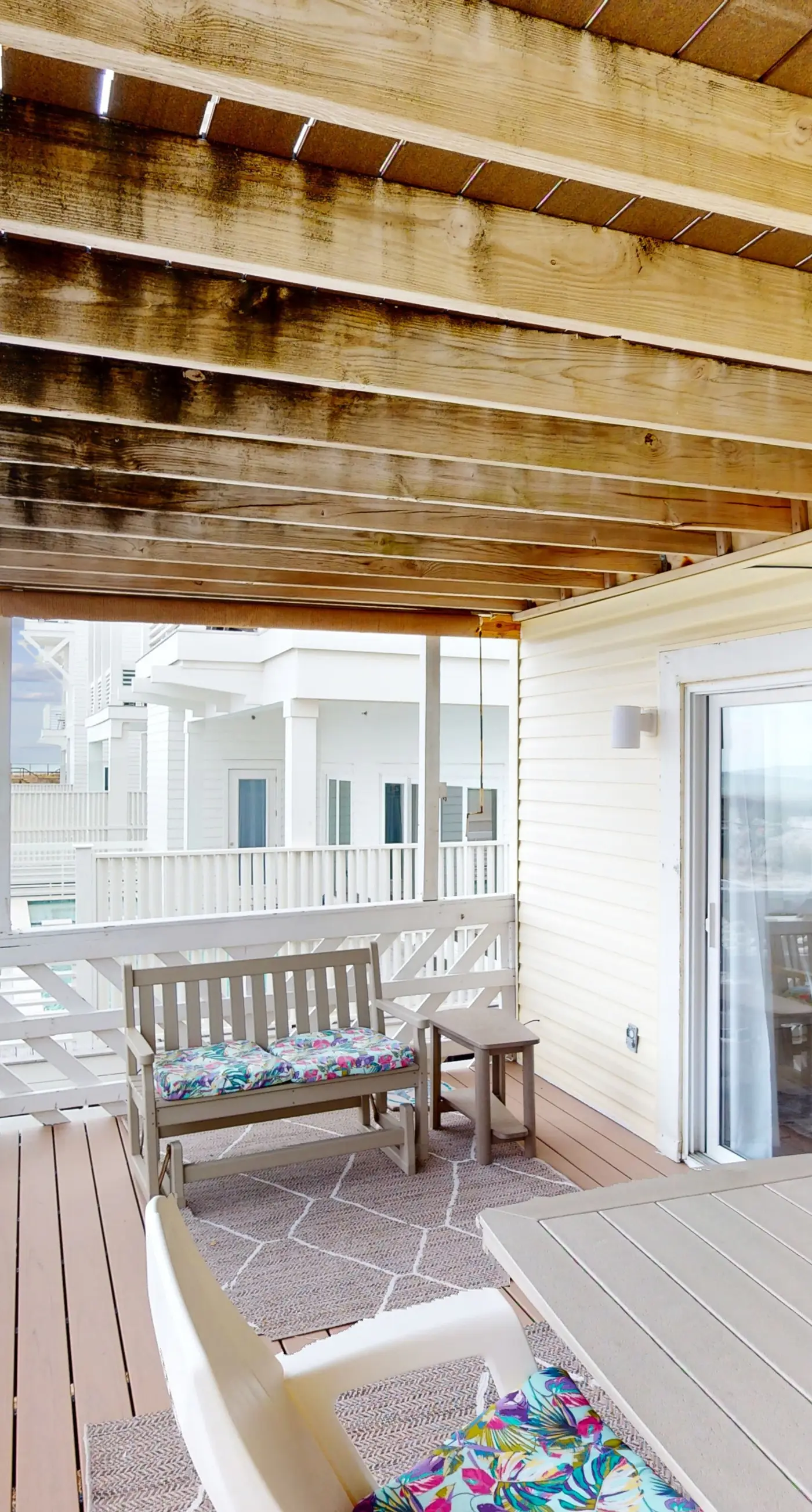 Dog-friendly beachfront townhouse with balcony, 2 bikes, W&D