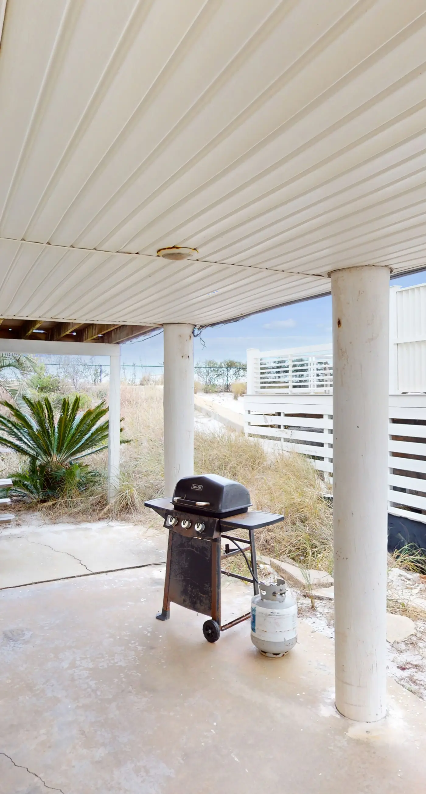 Dog-friendly beachfront townhouse with balcony, 2 bikes, W&D