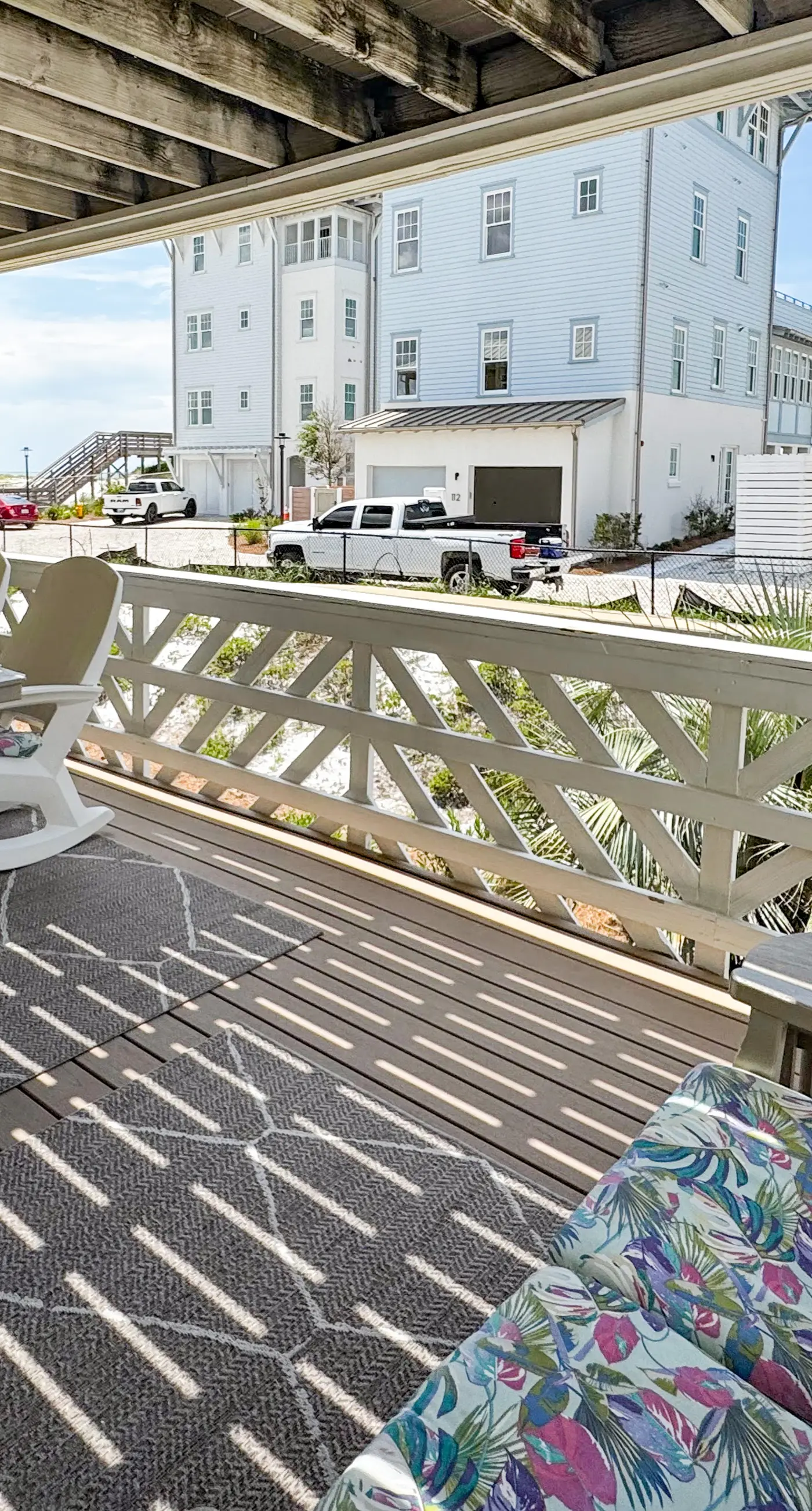 Dog-friendly beachfront townhouse with balcony, 2 bikes, W&D