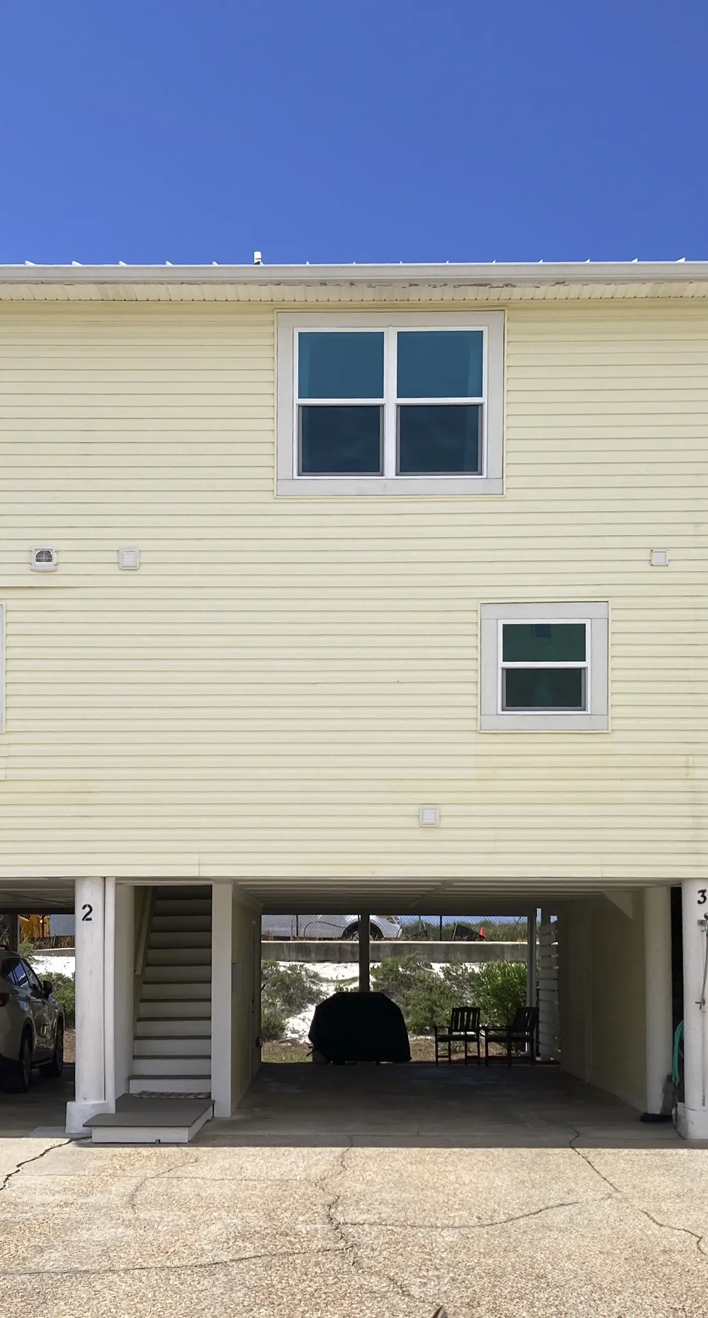 Dog-friendly beachfront townhouse with balcony, 2 bikes, W&D