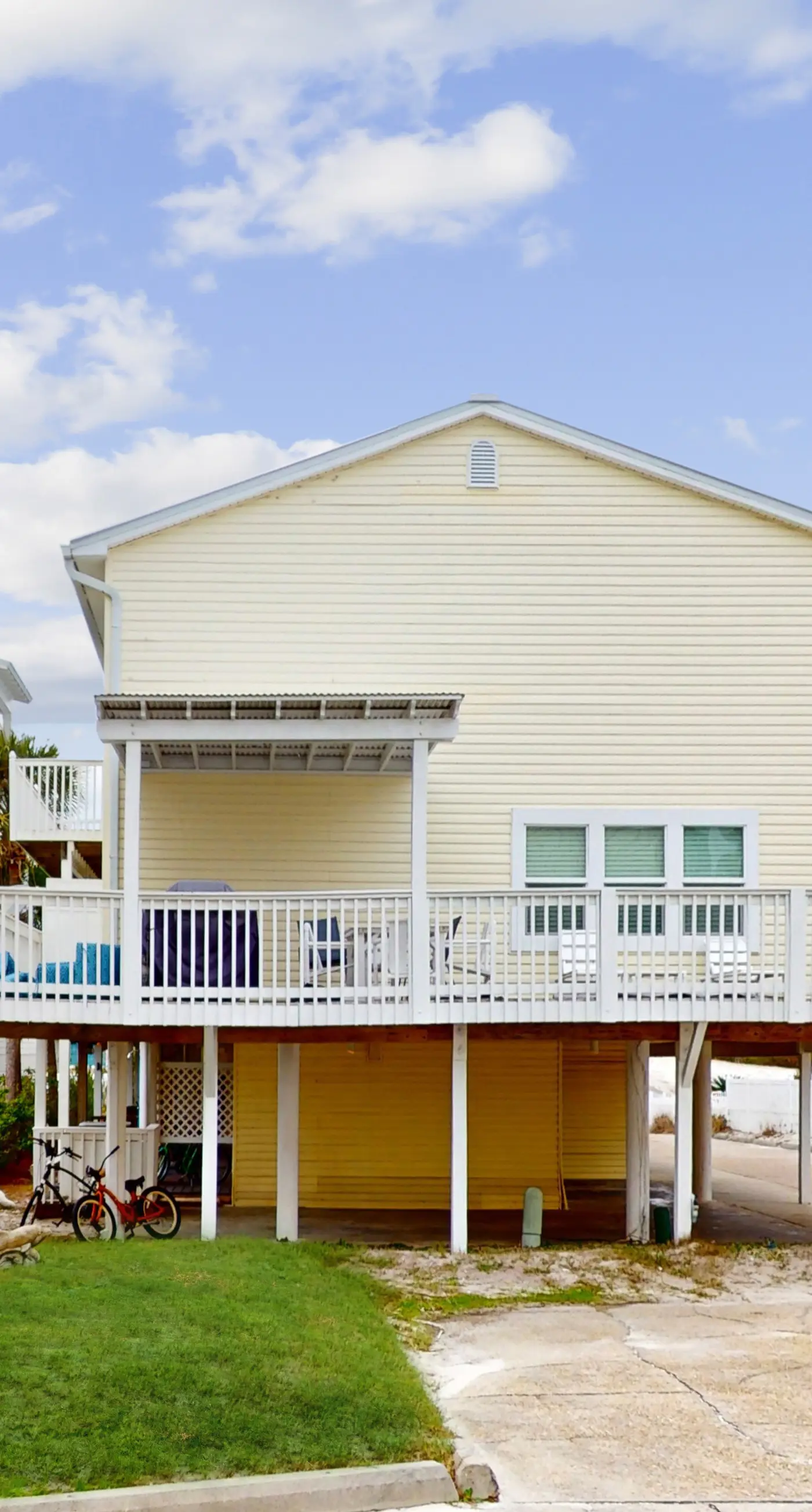 Dog-friendly beachfront townhouse with balcony, 2 bikes, W&D