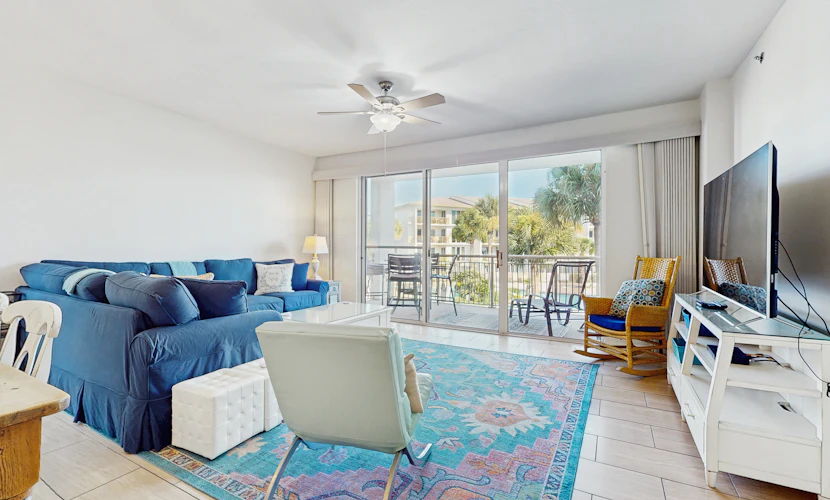 Gorgeous condo with lagoon pool, hot tub, beach access & pickleball court