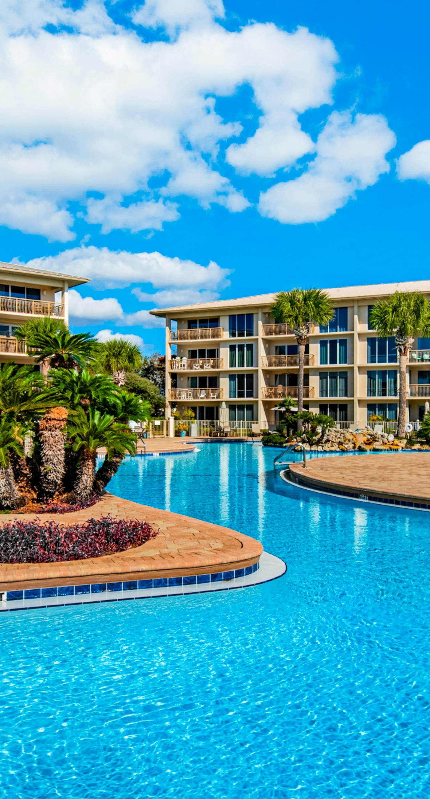 Gorgeous condo with lagoon pool, hot tub, beach access & pickleball court!