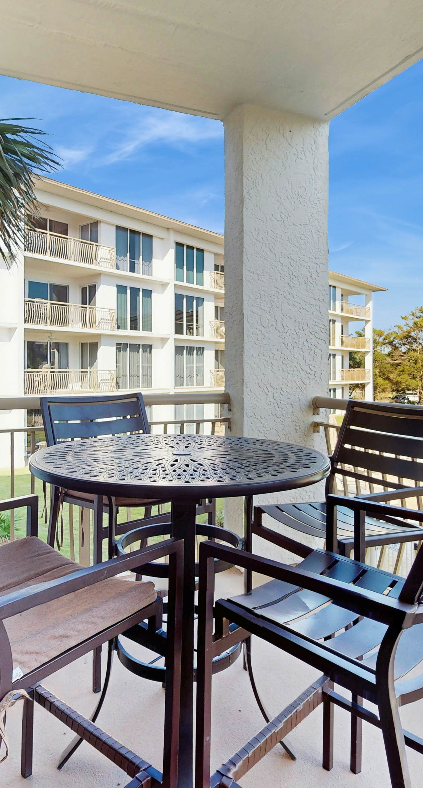 Gorgeous condo with lagoon pool, hot tub, beach access & pickleball court!