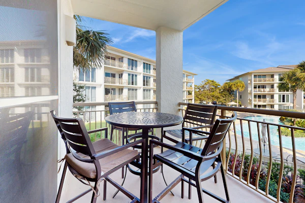 Gorgeous condo with lagoon pool, hot tub, beach access & pickleball court
