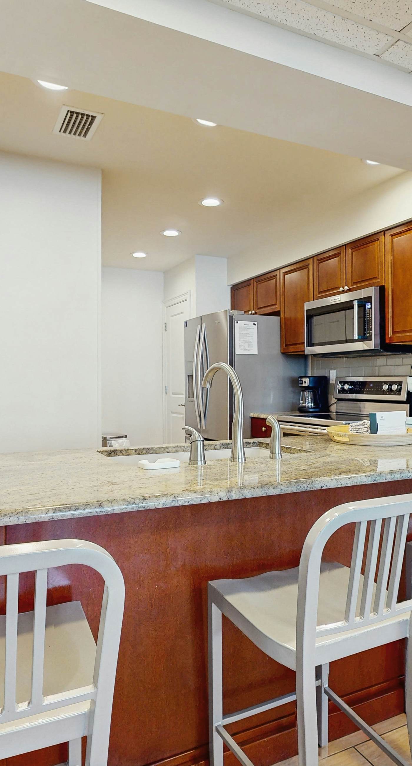 Gorgeous condo with lagoon pool, hot tub, beach access & pickleball court!