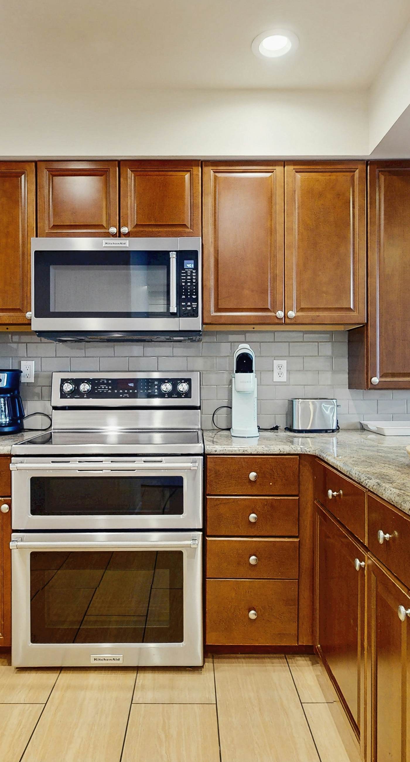 Gorgeous condo with lagoon pool, hot tub, beach access & pickleball court!