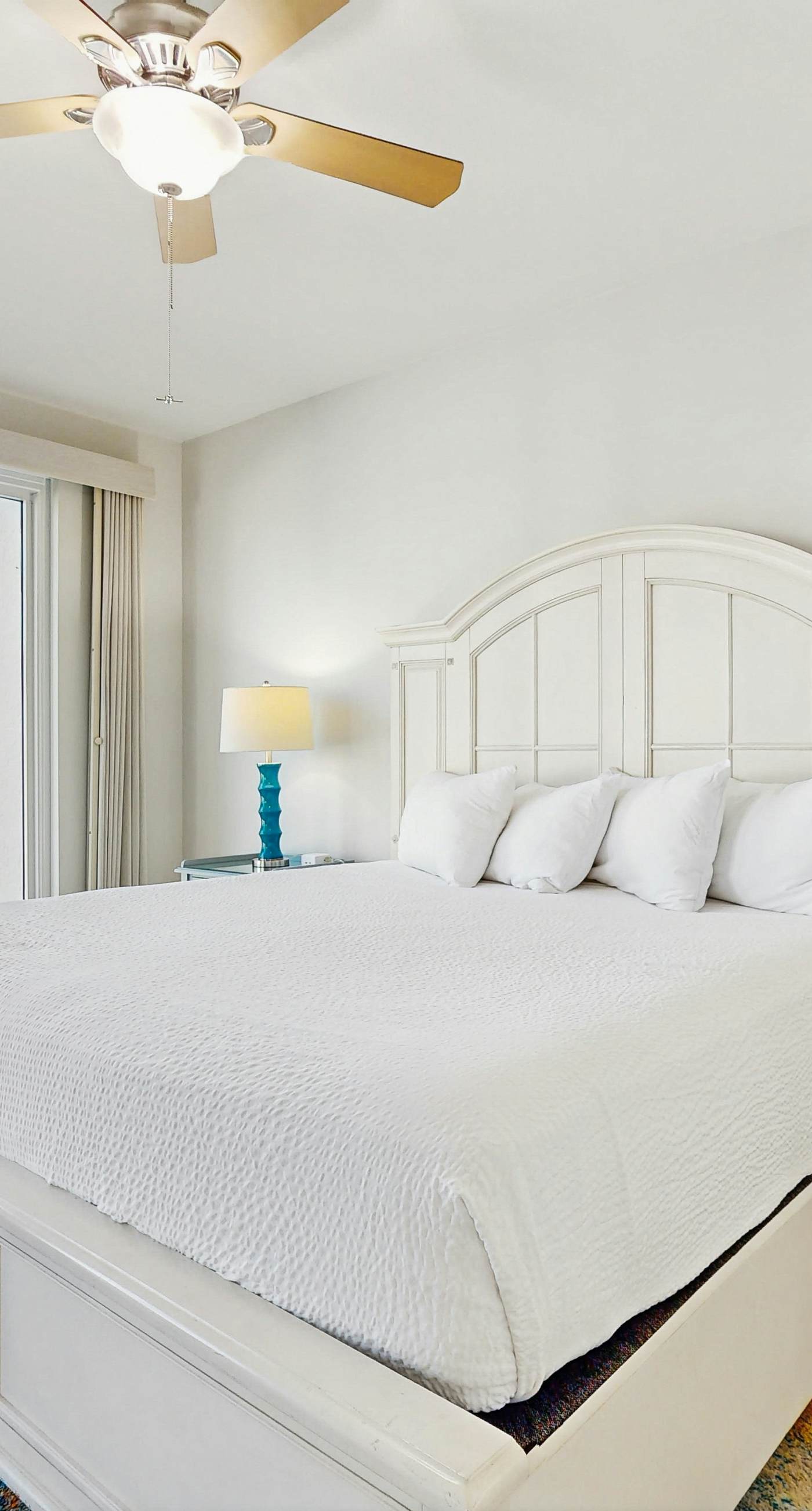 Gorgeous condo with lagoon pool, hot tub, beach access & pickleball court!