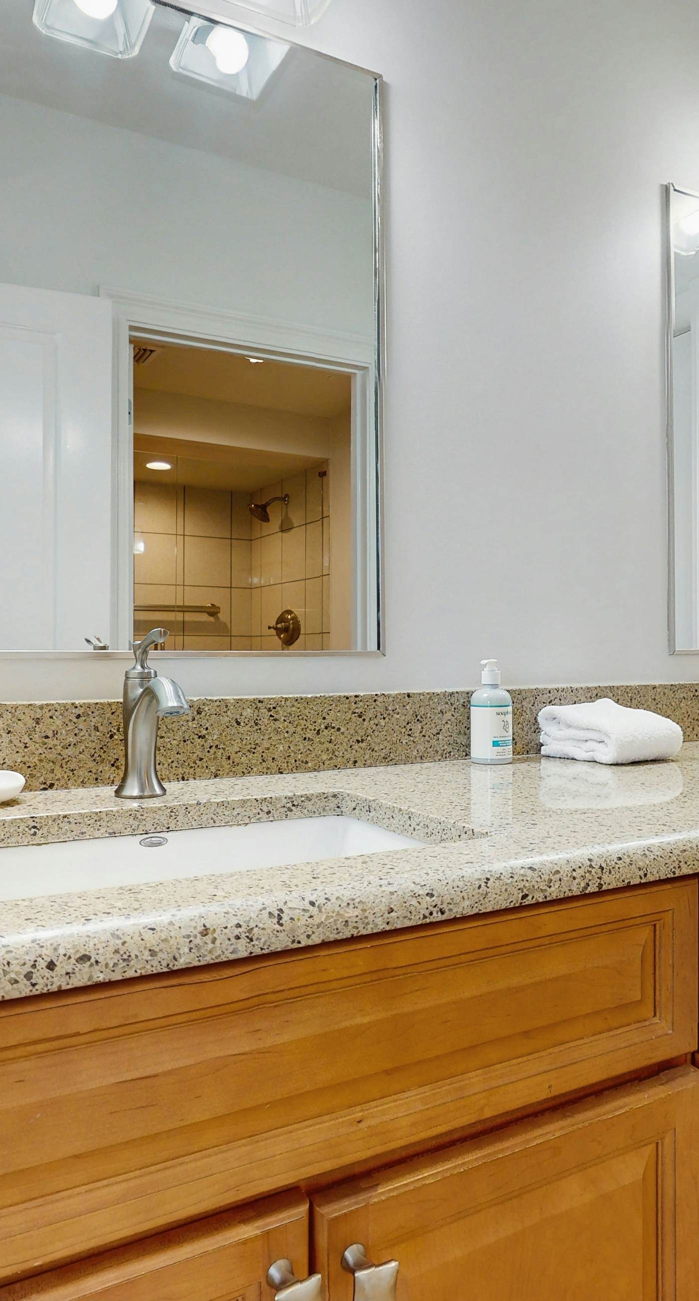 Gorgeous condo with lagoon pool, hot tub, beach access & pickleball court!