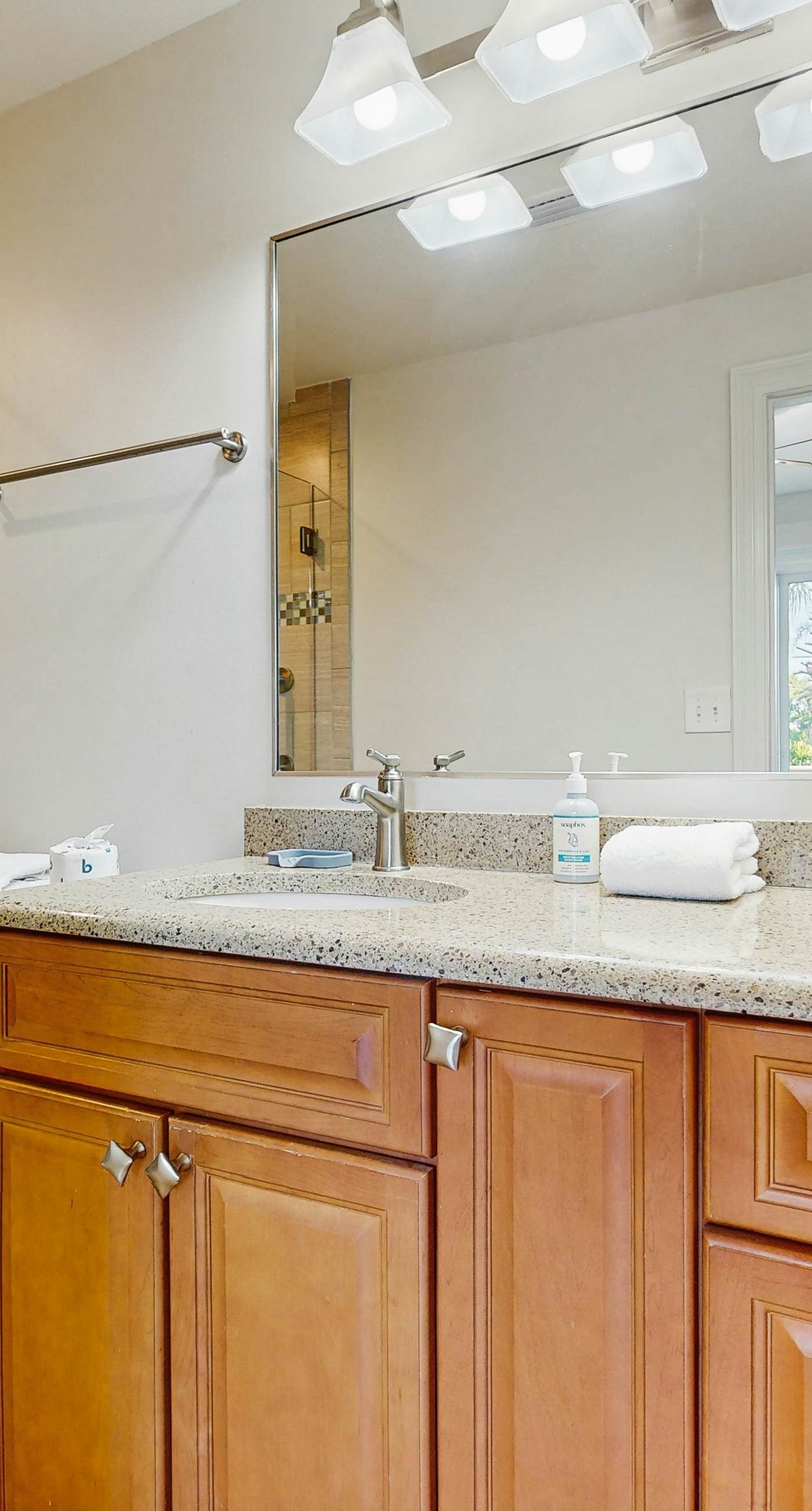 Gorgeous condo with lagoon pool, hot tub, beach access & pickleball court!