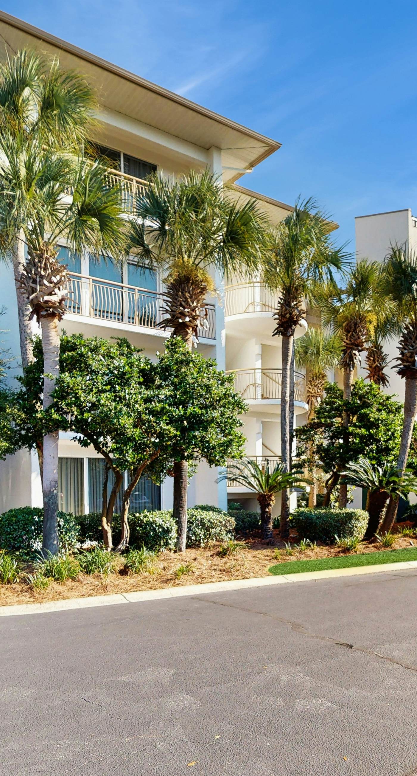 Gorgeous condo with lagoon pool, hot tub, beach access & pickleball court!