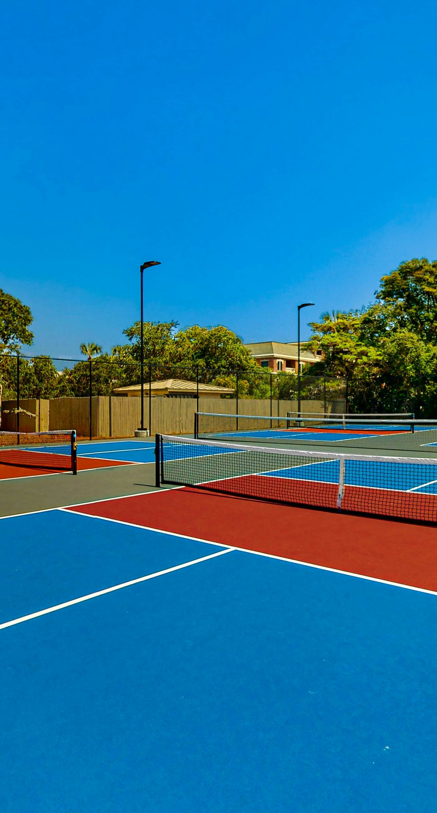 Gorgeous condo with lagoon pool, hot tub, beach access & pickleball court!