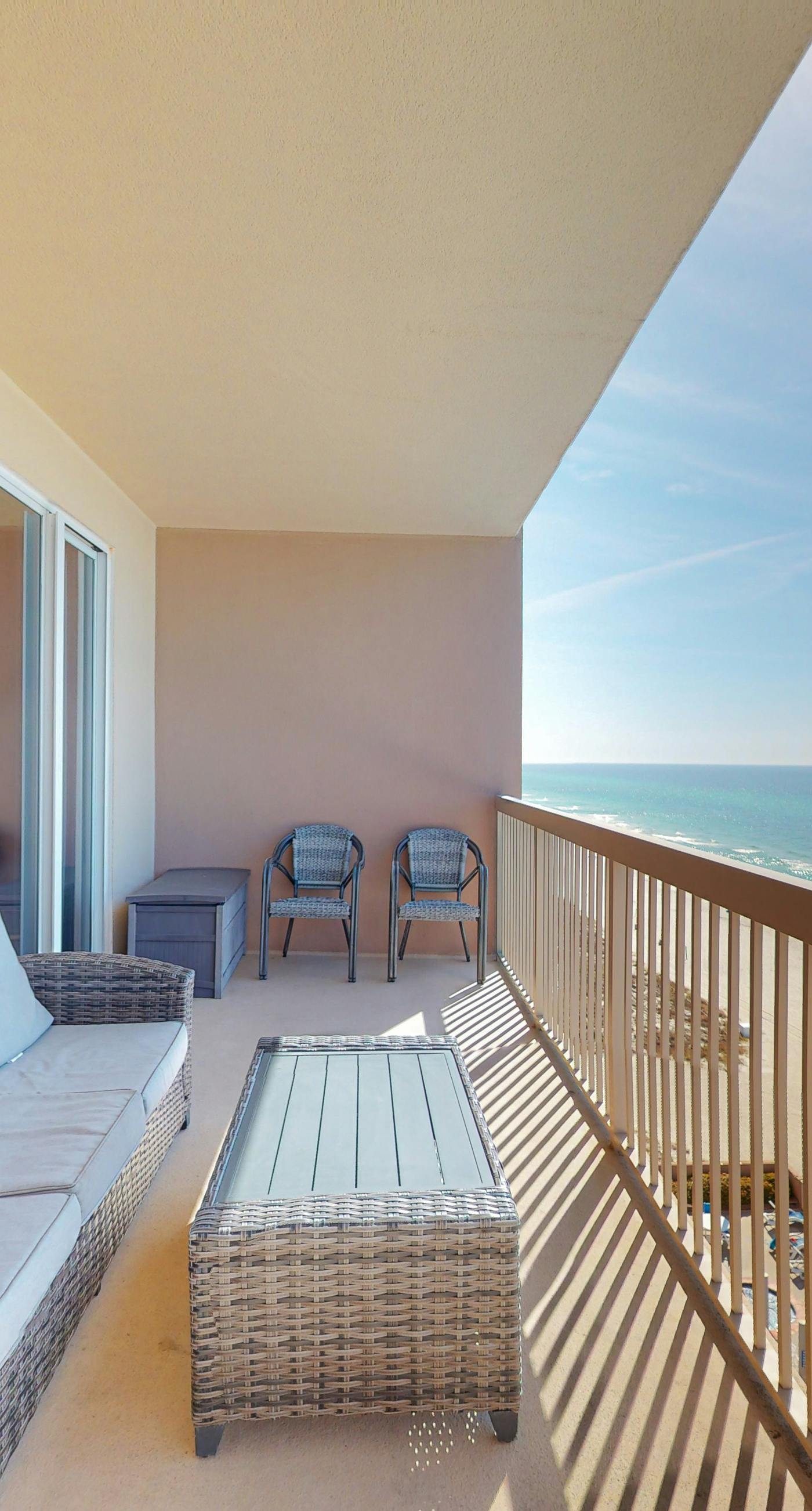 Welcoming waterfront condo with a furnished balcony, pool & pool spa