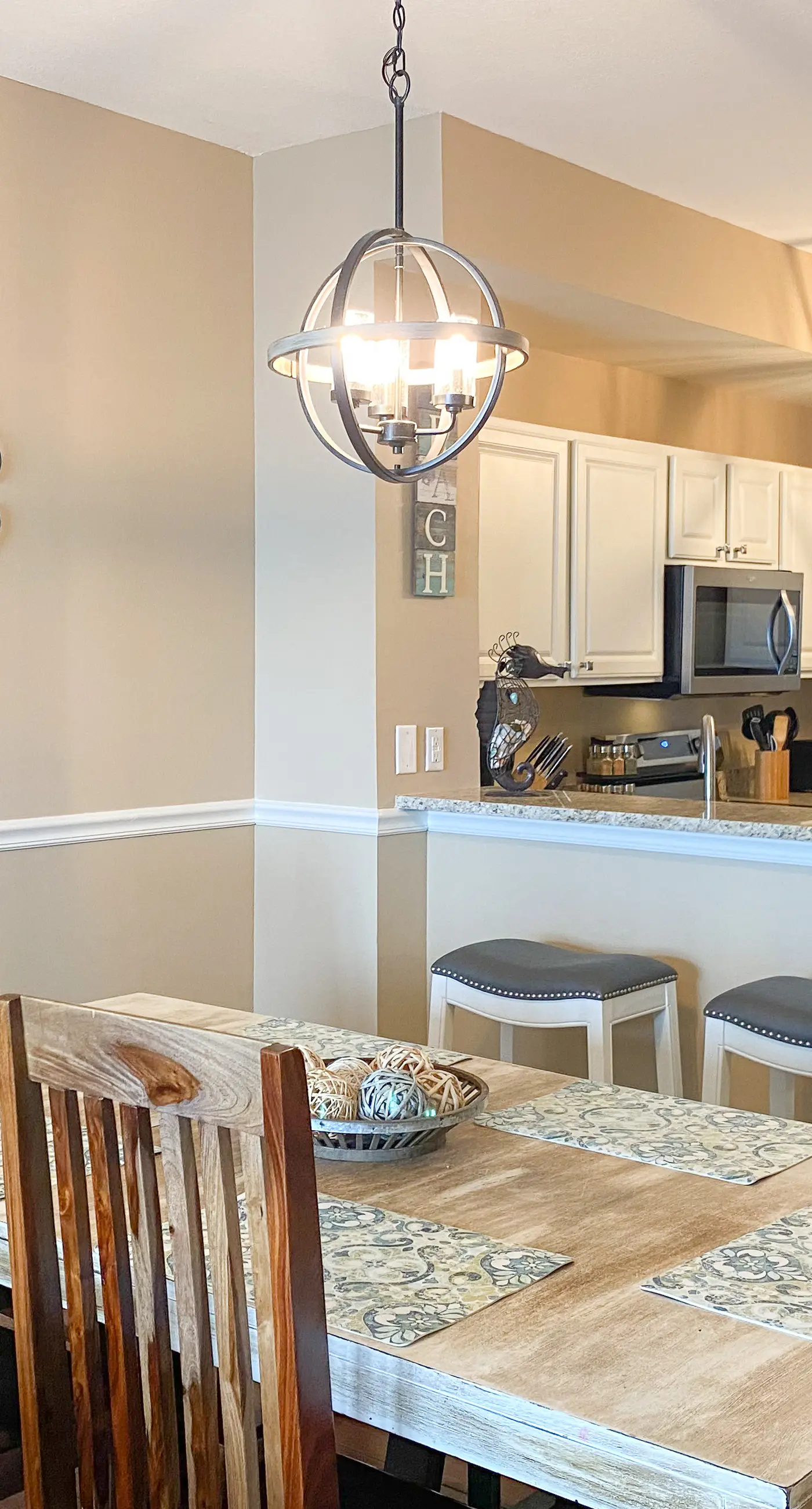 Welcoming waterfront condo with a furnished balcony, pool & pool spa