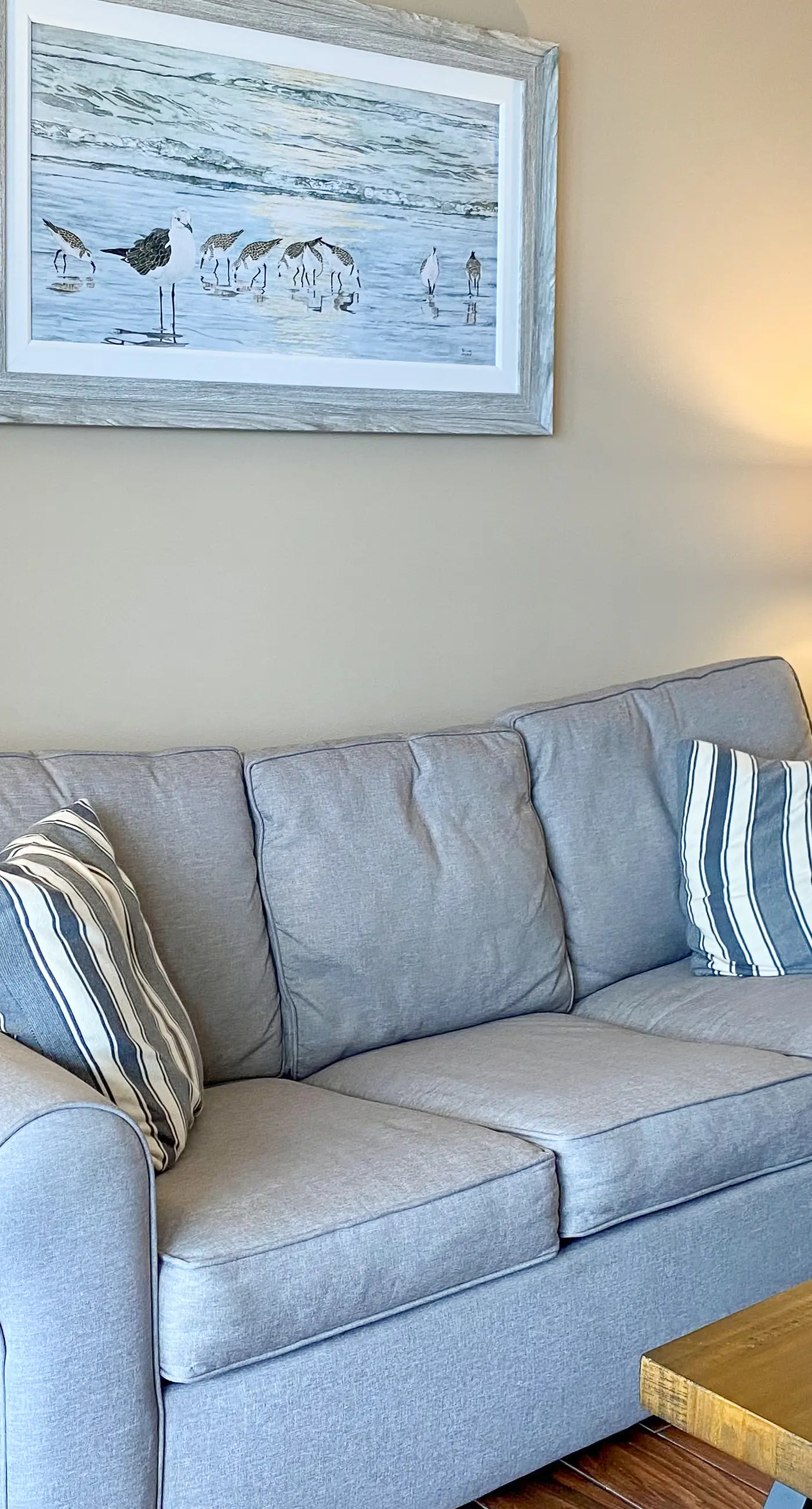 Welcoming waterfront condo with a furnished balcony, pool & pool spa