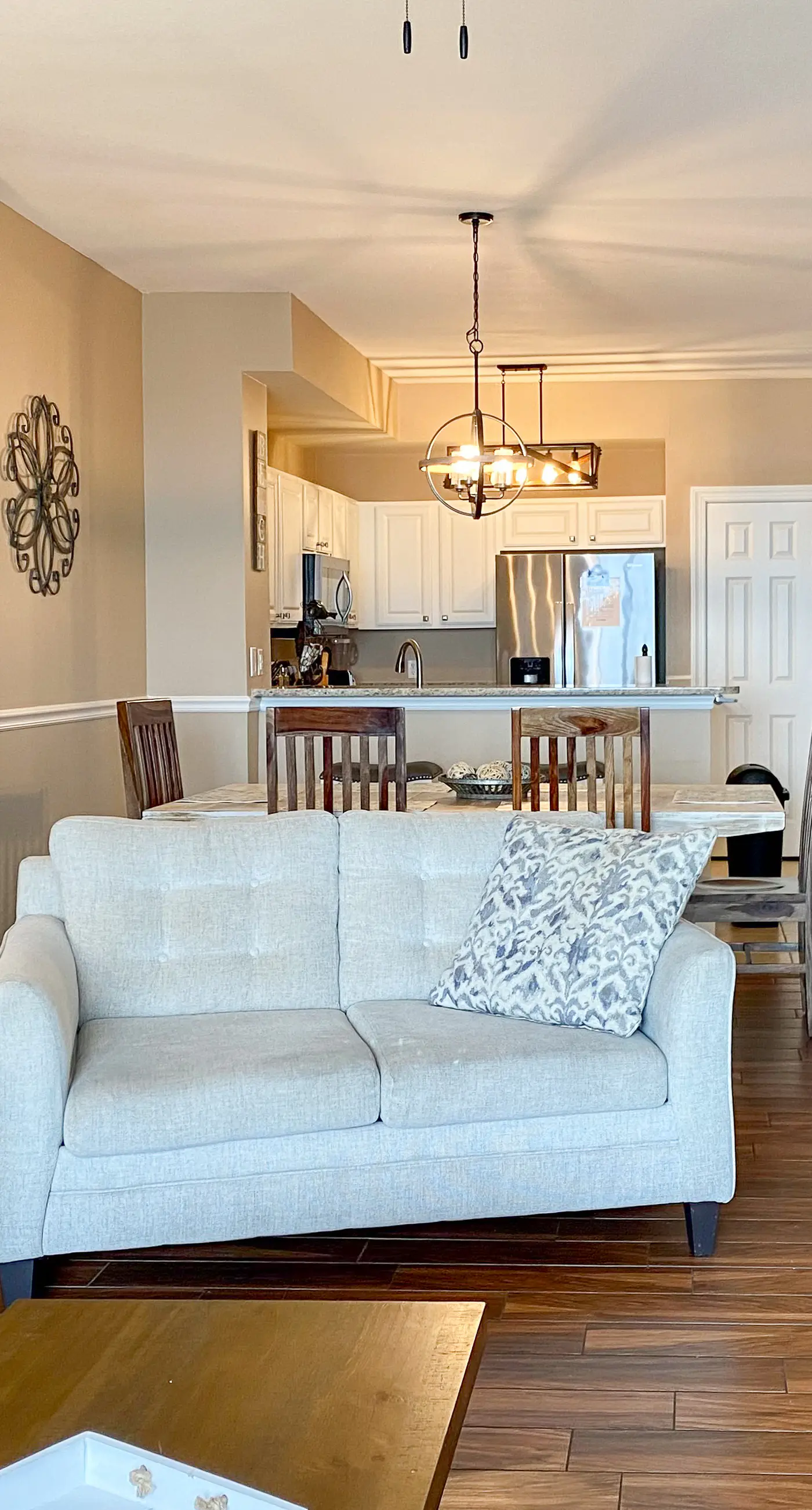 Welcoming waterfront condo with a furnished balcony, pool & pool spa