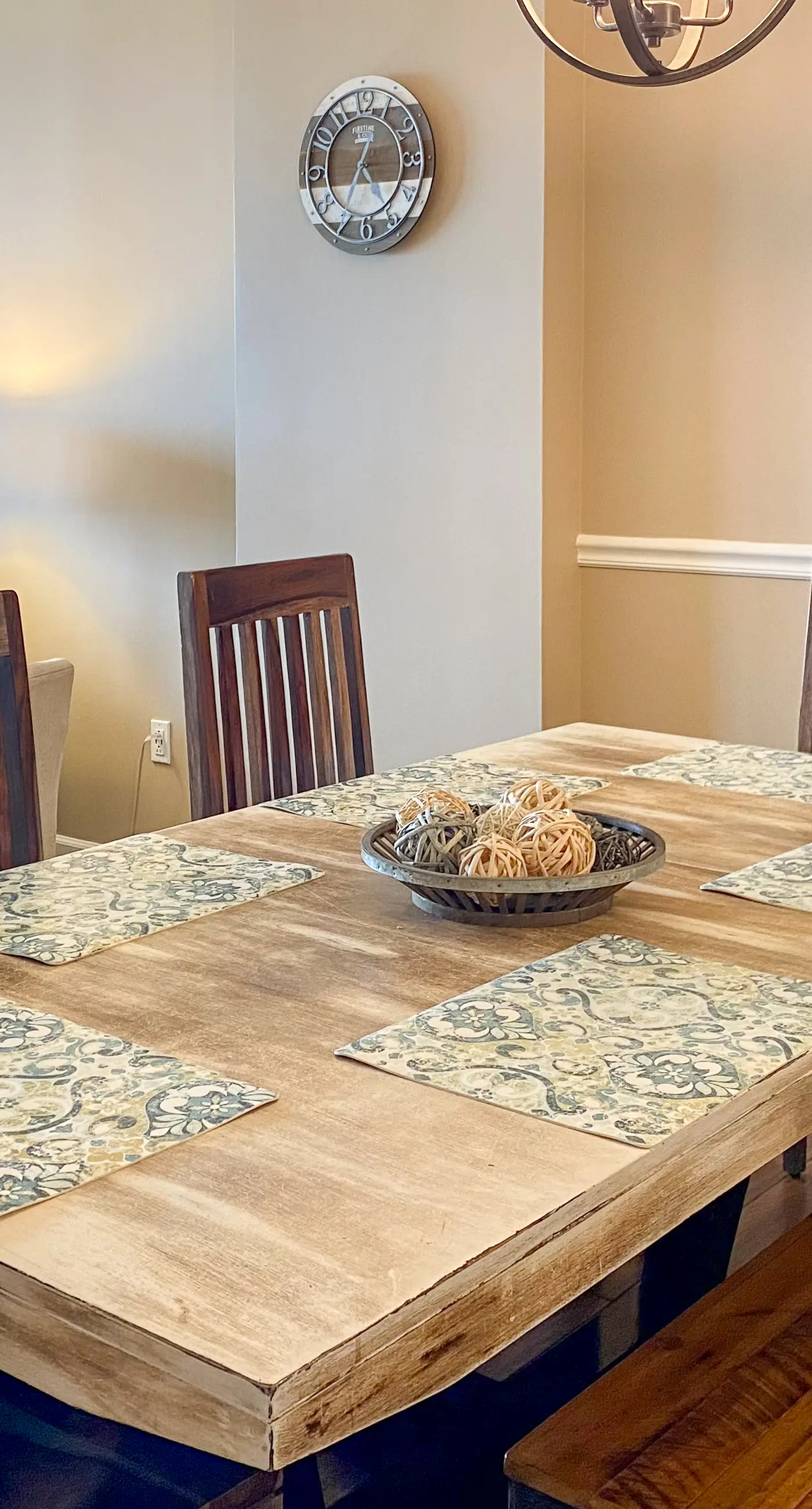 Welcoming waterfront condo with a furnished balcony, pool & pool spa