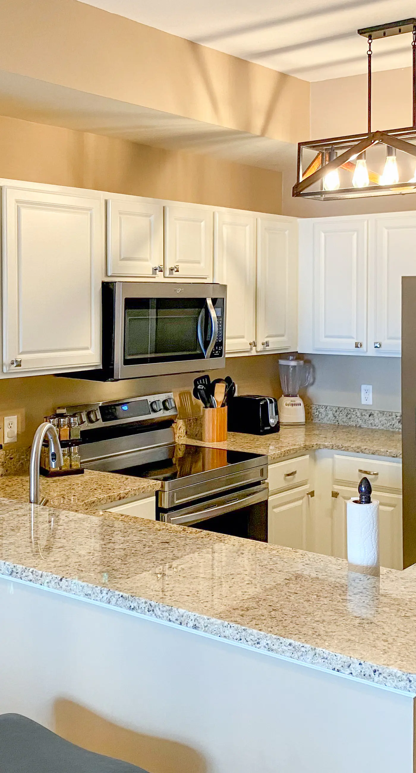 Welcoming waterfront condo with a furnished balcony, pool & pool spa