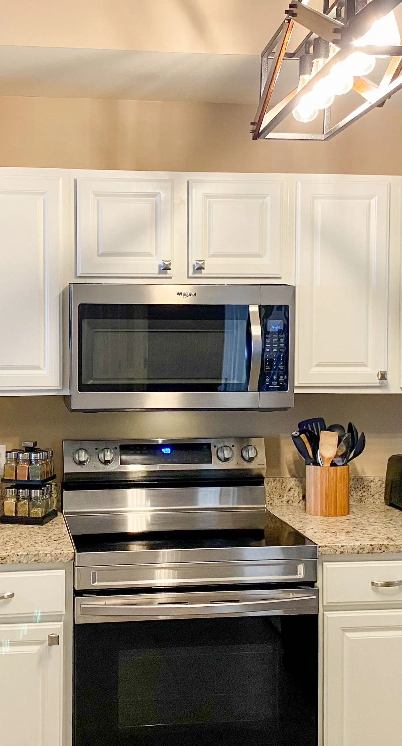 Welcoming waterfront condo with a furnished balcony, pool & pool spa